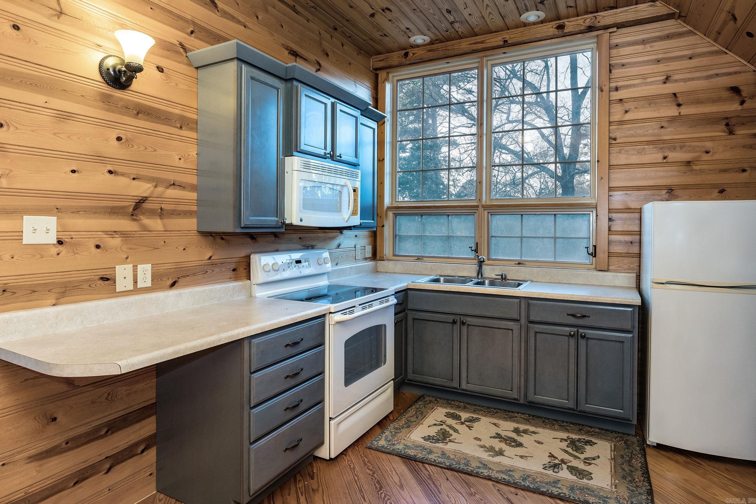 TOADSUCK COUNTRY - Residential