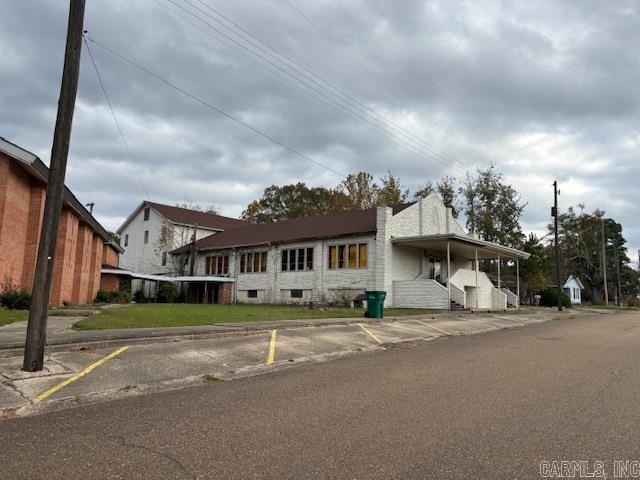 Main image without alt text