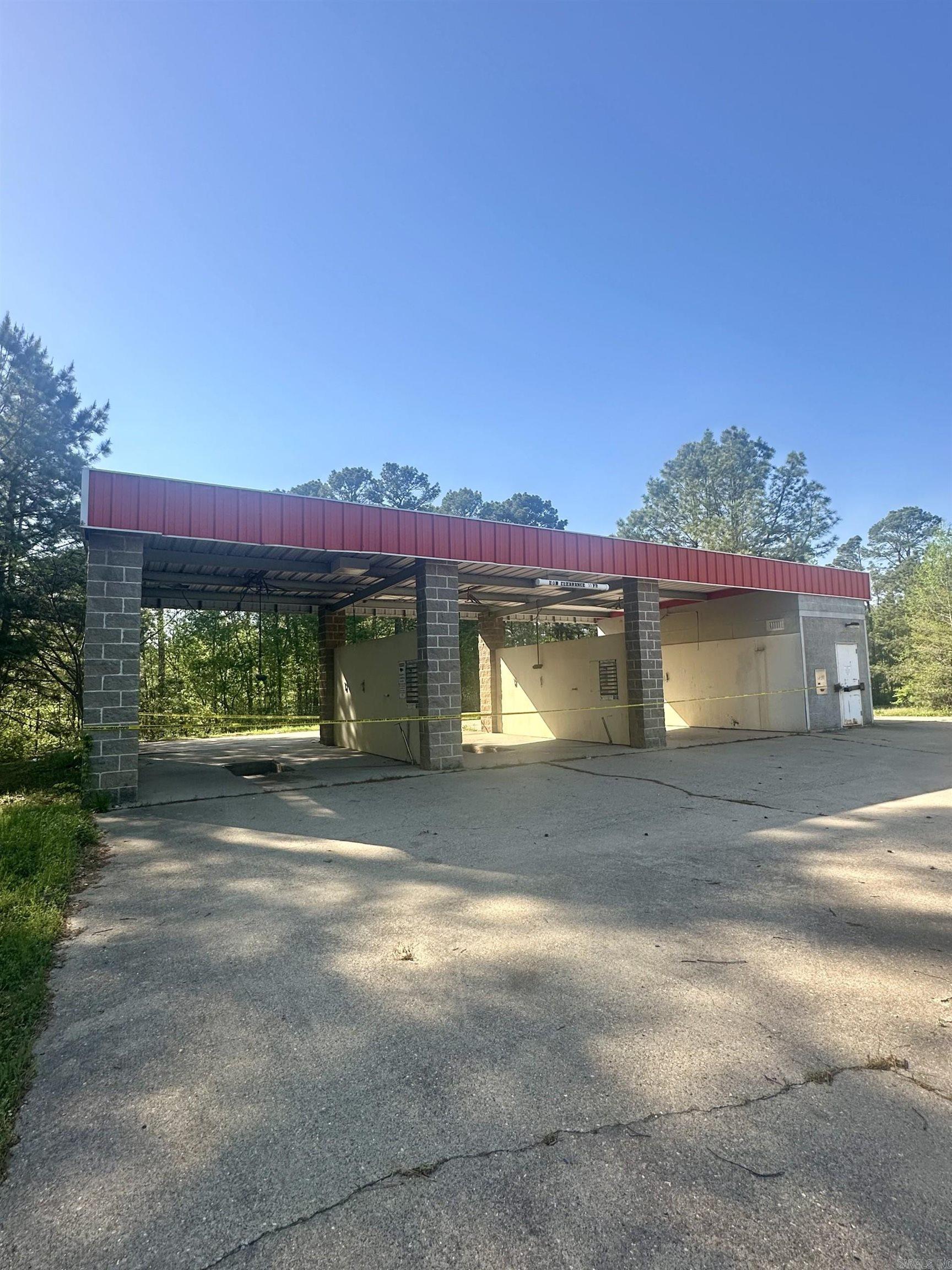Lots of potential with this 3 bay self serve car wash. Conveniently located on highway 67 in Glen Rose. This car wash is not currently in operation but could easily be restored to working condition. It was built by CustomKraft of North Little Rock.