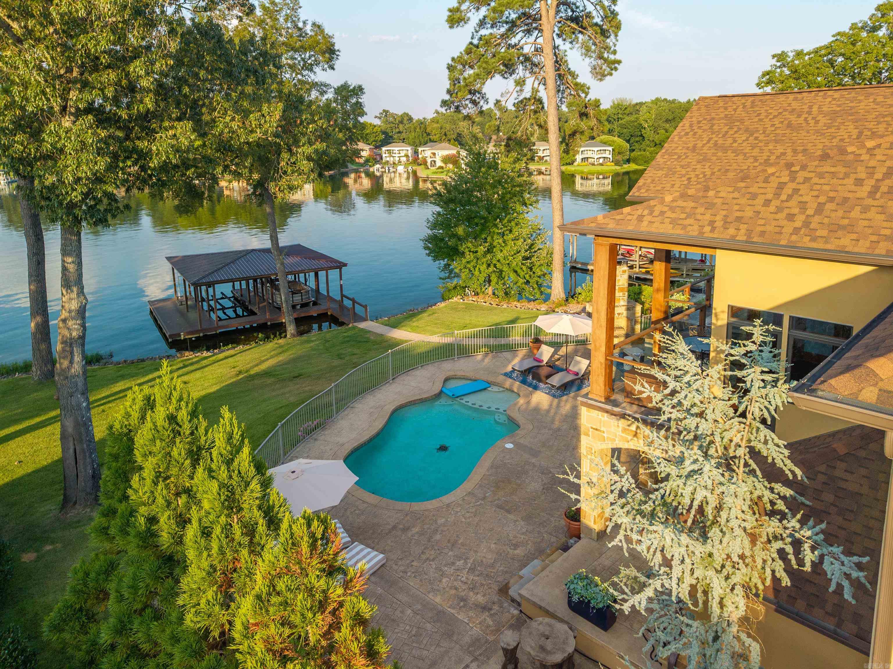 OAK SHORES ESTATES - Residential