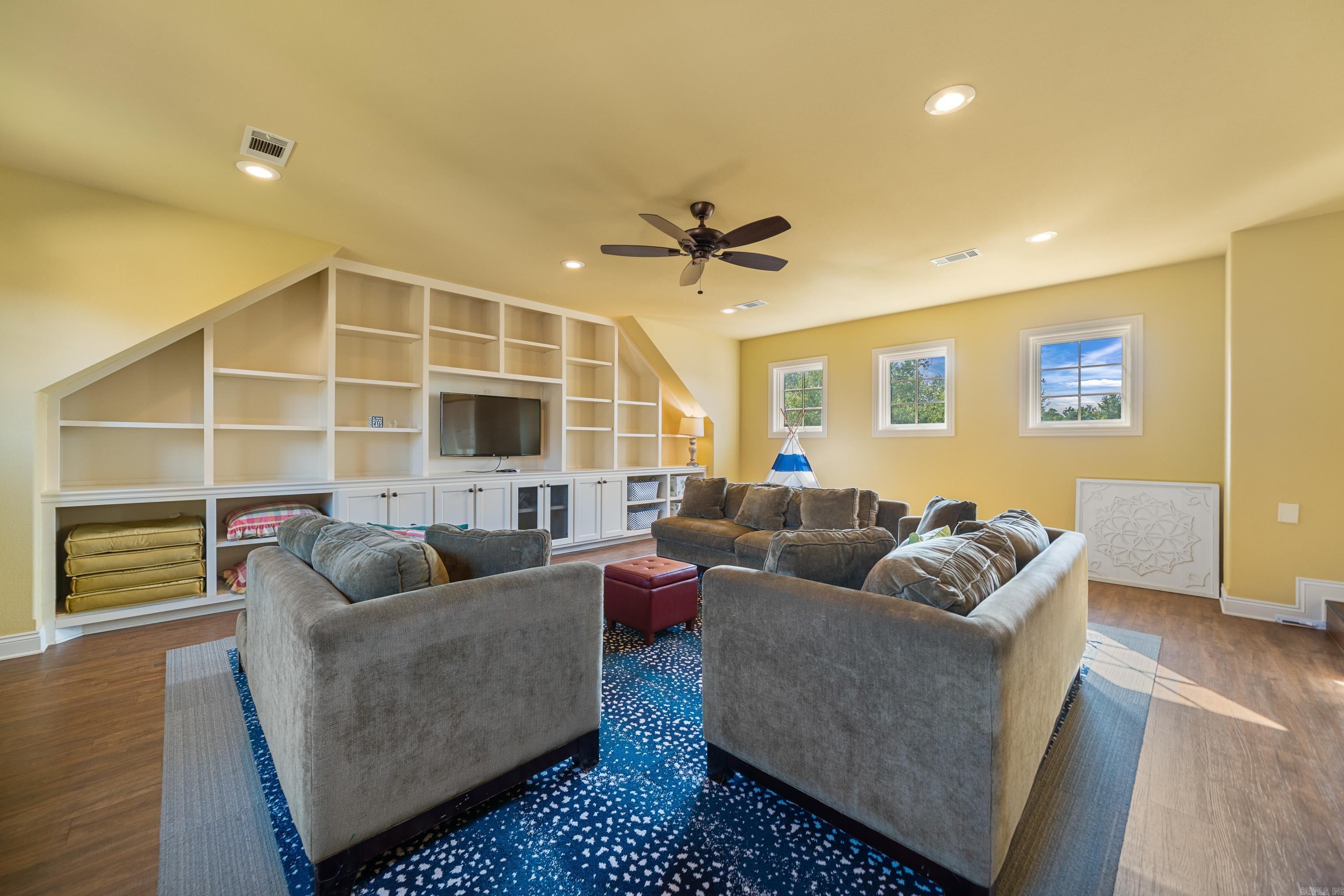 OAK SHORES ESTATES - Residential