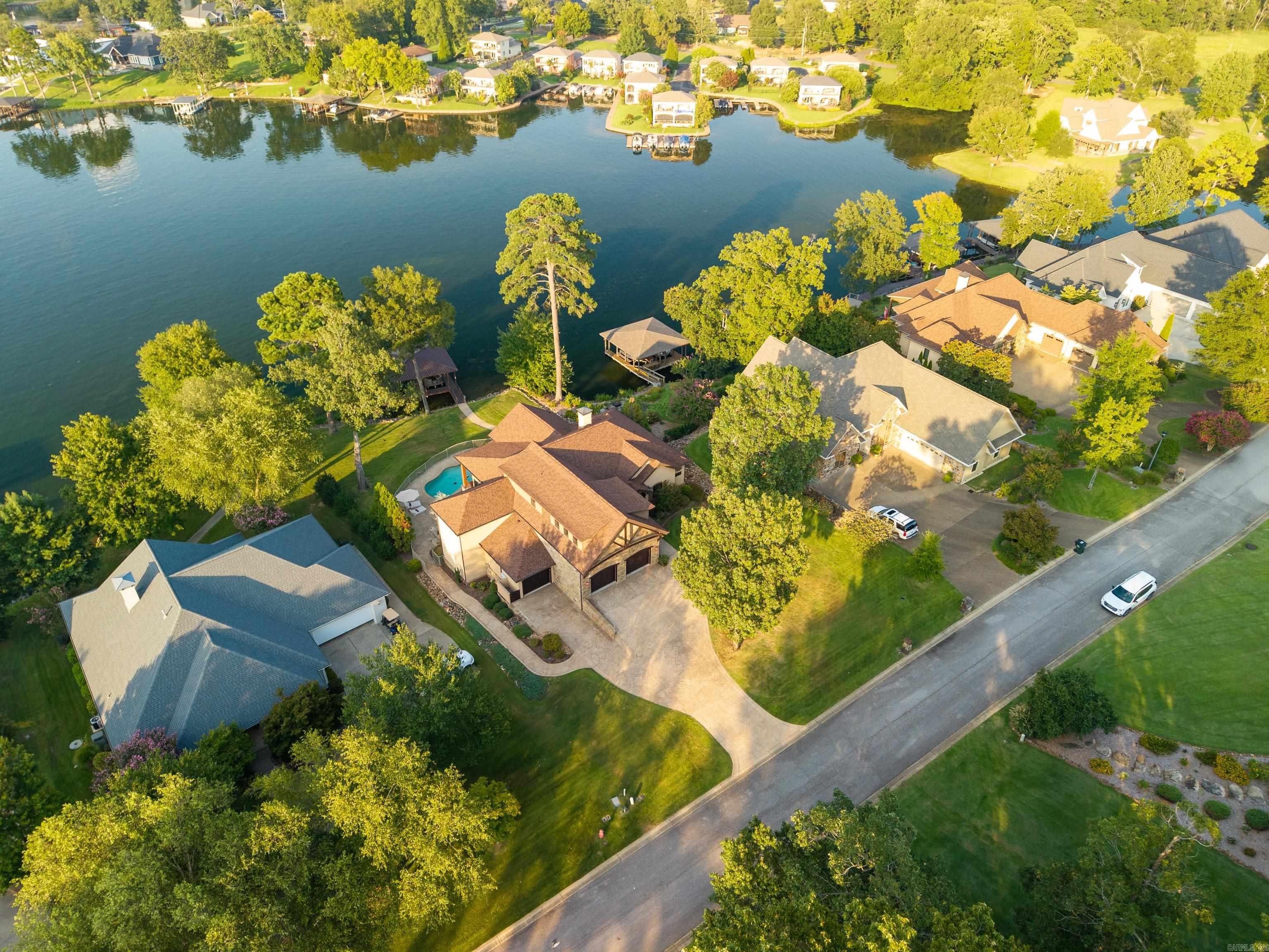 OAK SHORES ESTATES - Residential