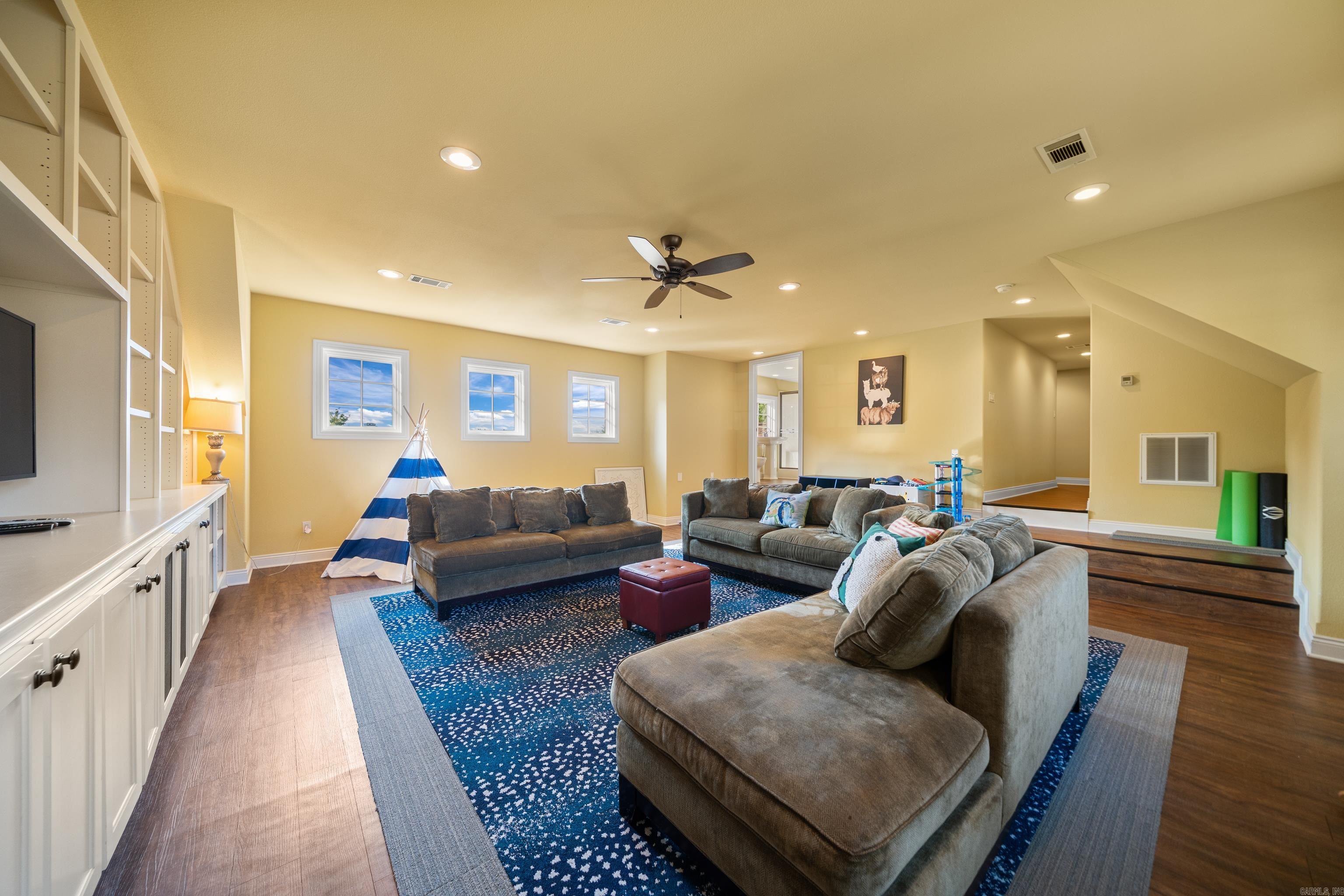 OAK SHORES ESTATES - Residential
