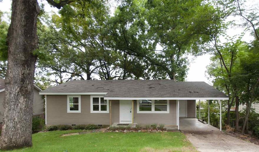 Recently Renovated 3bd/1ba house in Little Rock ! Recent updates throughout ! This house  is really cute with a back yard deck from the dining area!   Come check it out !