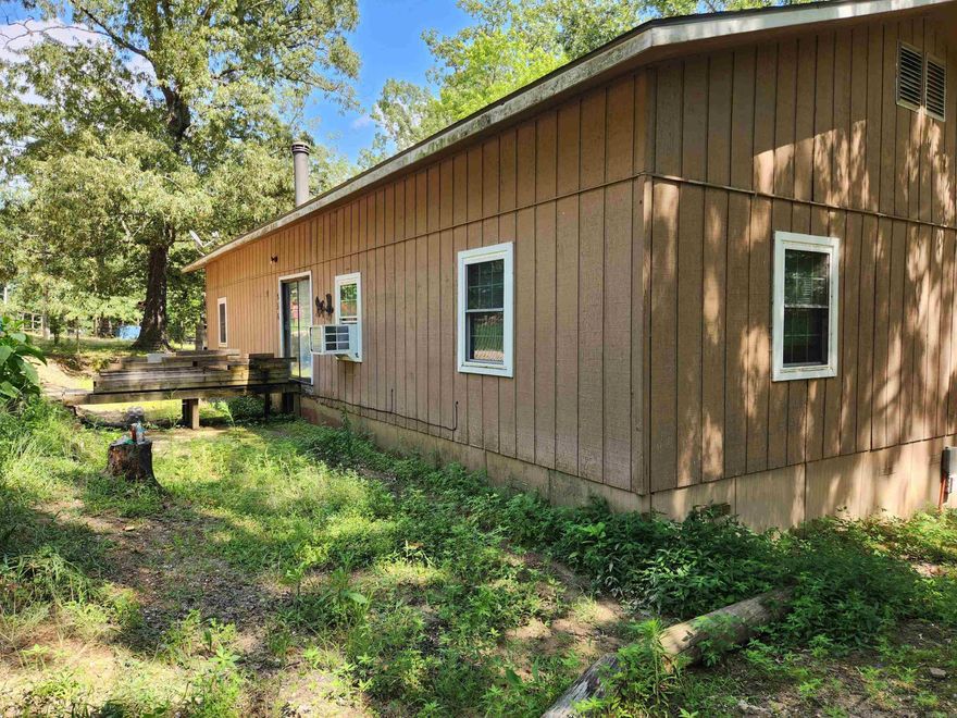 Fixer upper, new roof and windows. Selling "as is".