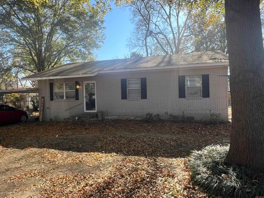 Welcome to the market 105 Donna Dr. Take a look at this move in ready 3 bedroom/1 bath home in Lepanto, AR. Located on a quiet, peaceful street and situated on a shaded lot with a great sized back yard. The home is all brick and built to last with many recent interior improvements. This property would make a great starter home or investment property. Call your favorite realtor today to schedule a showing.
