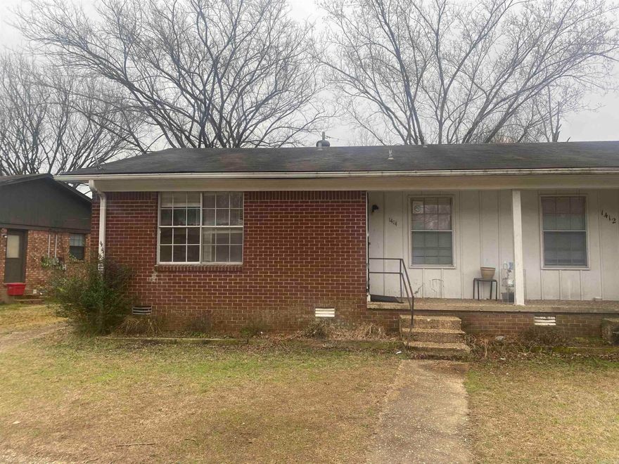 Available for rent: 3 bed 1 bath unit in duplex. Lease terms $750 deposit, $40 application fee. Apply online at c21prjxrentals.com