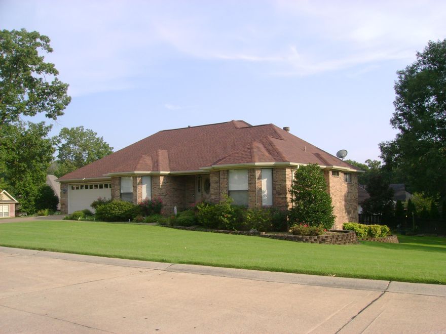 "WELLINGTON POINTE" - ALL BRICK, WELL MAINTAINED HOME. CUSTOM BUILT HOME/2ND OWNER. HOME HAS SO MANY EXTRAS!!! SUNROOM/OFFICE AREA, APPROX. 10x32 COVERED DECK & BACK PATIO AREA. * BONUS/GAME ROOM (15x32) DOWNSTAIRS WITH HANDY DANDY WORKSHOP & PLENTY OF STORAGE. HOME GENERATOR, SPRINKLER SYSTEM, NICE HARDWOOD FLOORS, KITCHEN WITH CORIAN COUNTERS & ISLAND. LOTS OF CABINETS WITH PULL OUTS. *** THIS HOME IS A MUST SEE, CALL AND SCHEDULE YOUR PRIVATE TOUR TODAY ***