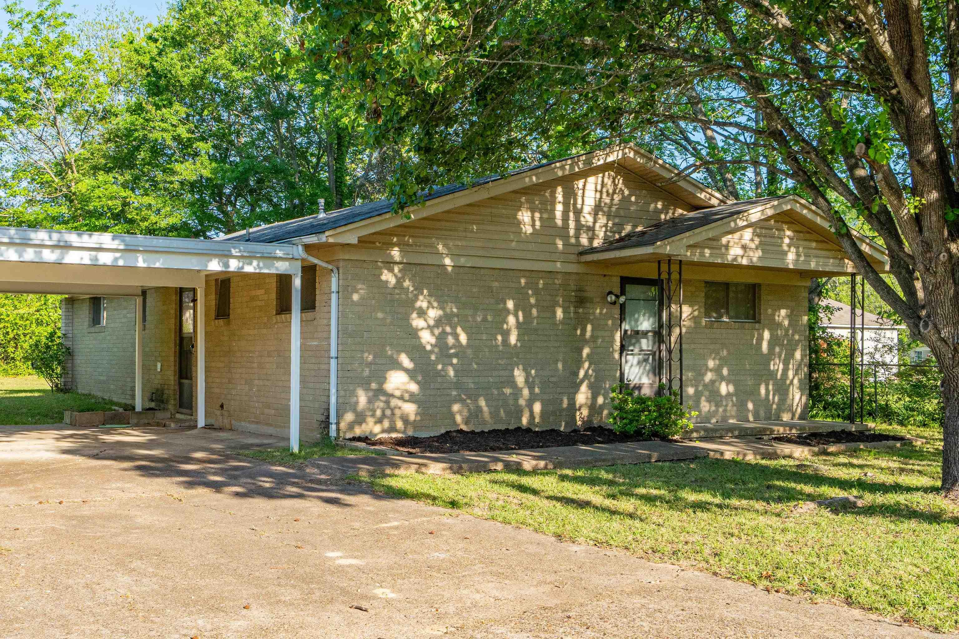 Great starter home or could be a investment property for rental! Located just minutes from Ouachita Baptist University and Henderson University. Near I30 and DeGray Lake in Arkadelphia AR. Home is 3 bedroom,1 1/2 Bath, HVAC nice level lot. Call today for appointment!