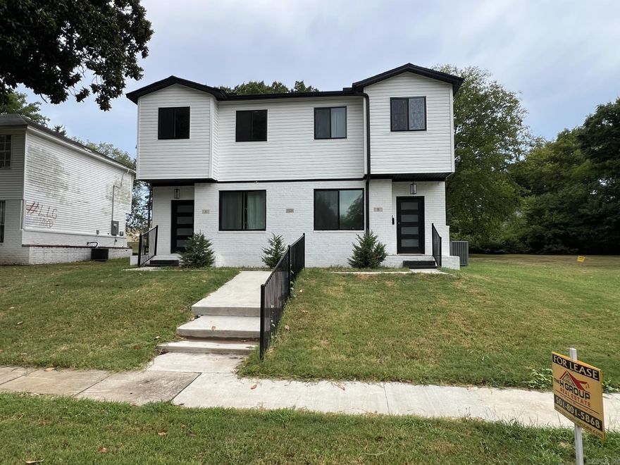 Great duplex in superior condition, close to I-30, I630, Clinton Library and River Market.