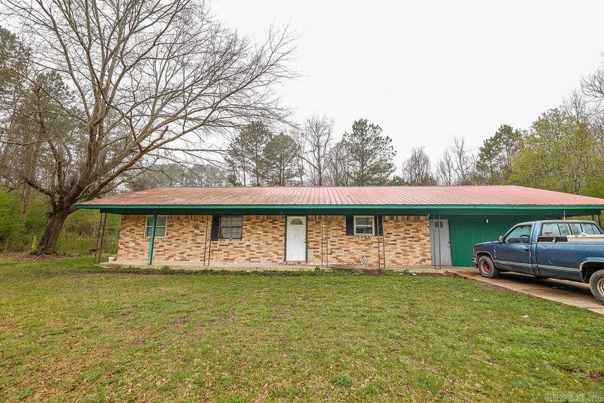 Great investment property in Murmil Heights!  Sits on large corner lot.