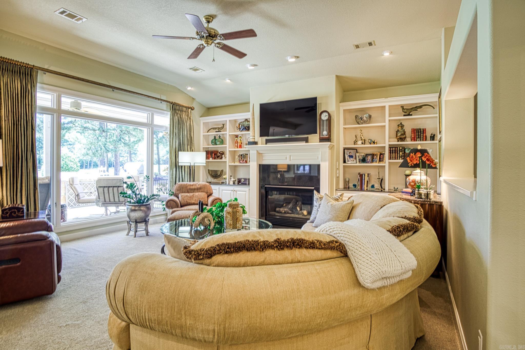 ISABELLA COURTS - Residential