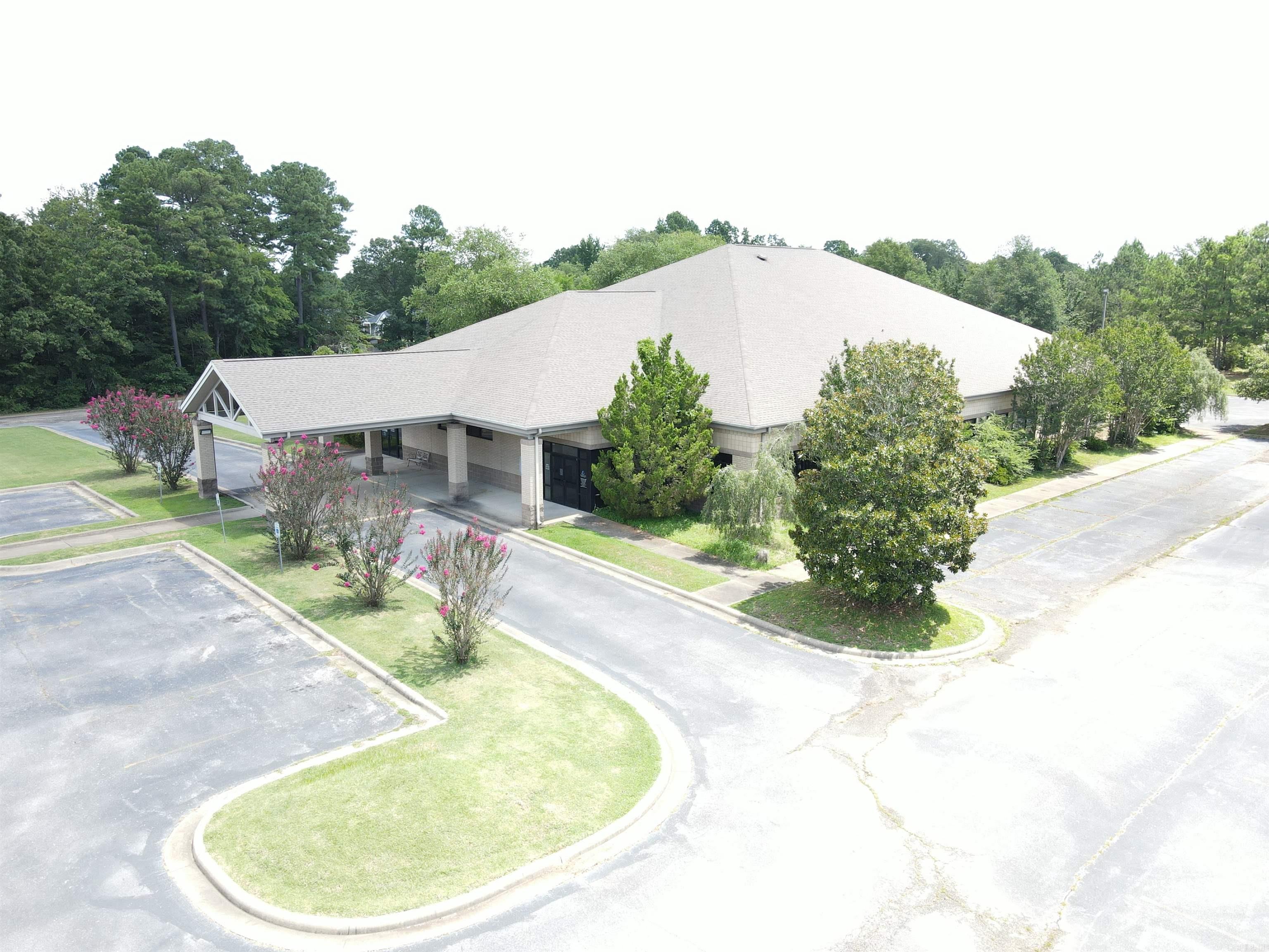 Medical Office Building Conveniently Located on the Campus of Baptist Health Medical Center in Malvern, AR. +/- 14,463 sf MOB on approximately .41 Acres (Land is Leased). Two Front Entrances with Separate Waiting Rooms. 22 Exam Rooms, 3 Nurses Stations with 4 Sub-Waiting Areas. 9 Offices and 6 Bathrooms. Large Parking lot with 88 Parking Spaces with a Parking Ratio over 6 parks per 1,000 sf.
