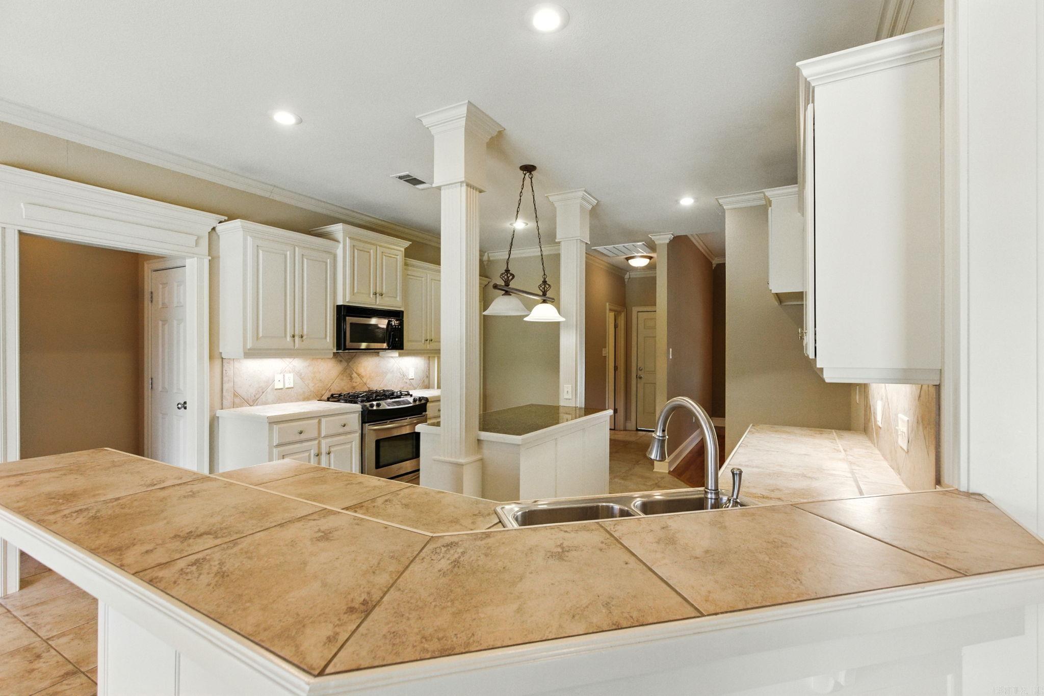 COUNTRY CLUB OF ARK THE - Residential