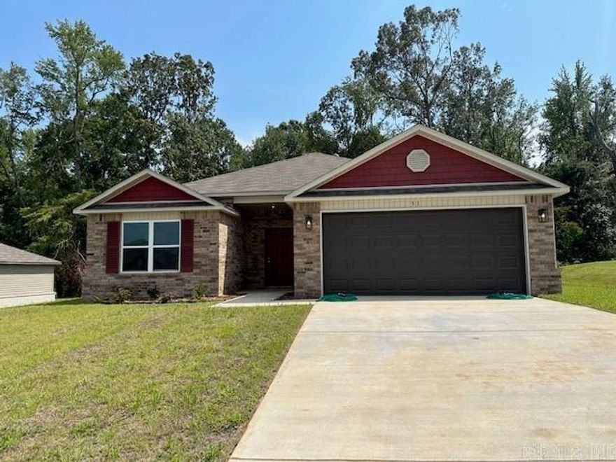 Rausch Coleman Raleigh ll plan has four bedrooms, two bathrooms, and is 1852 sq. ft. This home has 9ft ceilings, Stainless steel appliance, and washer & Dryer. The Oakland Grove community is close to the interstate and is eligible for a USDA loan