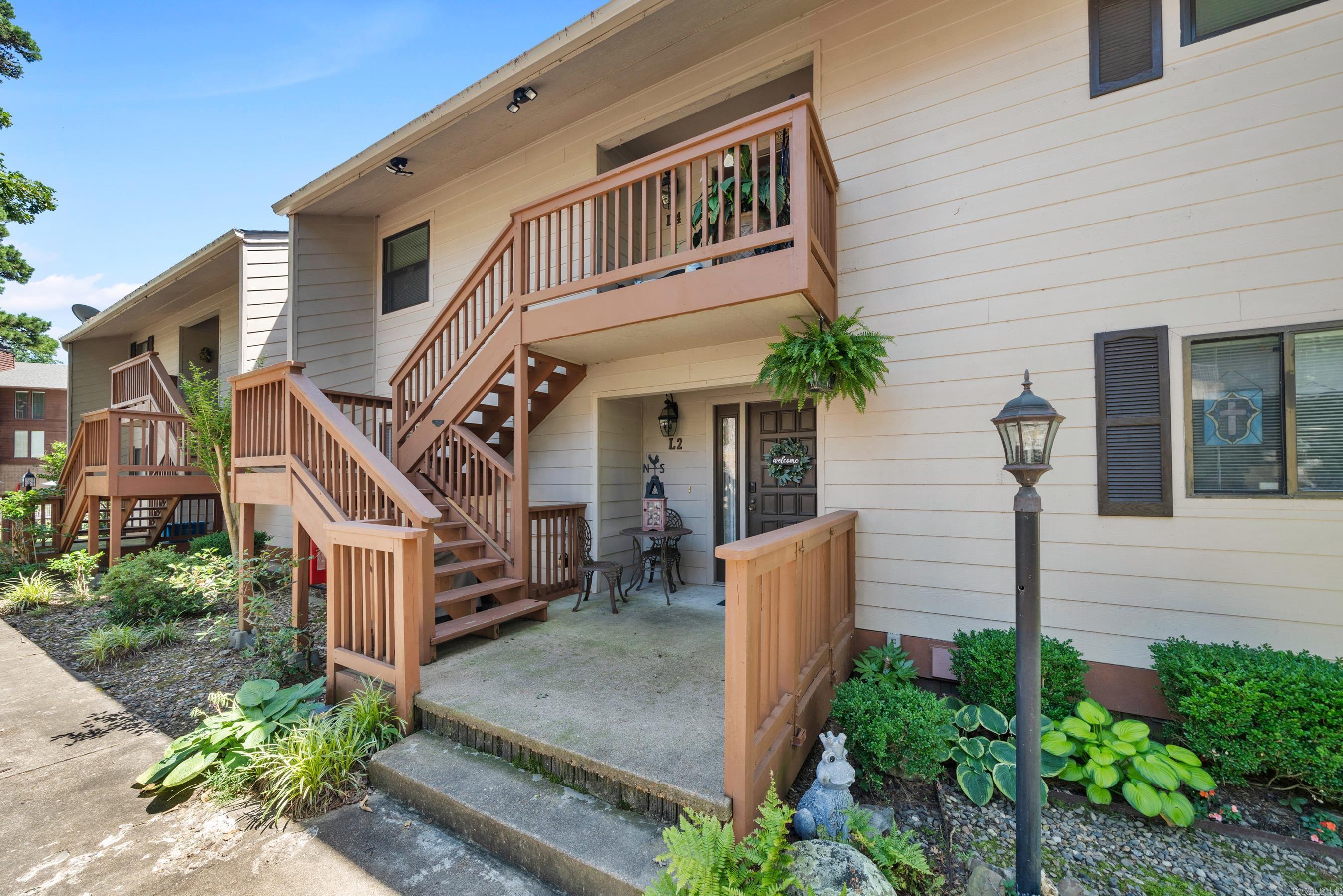 This recently updated condo just of 7 South is located in the heart of Lake Hamilton and everything Hot Springs has to offer! The warm and relaxing environment will keep calling you to come back to enjoy! This is a great place to live full time or as a weekender / investment opportunity. Selling furnished. An absolute MUST SEE!!!