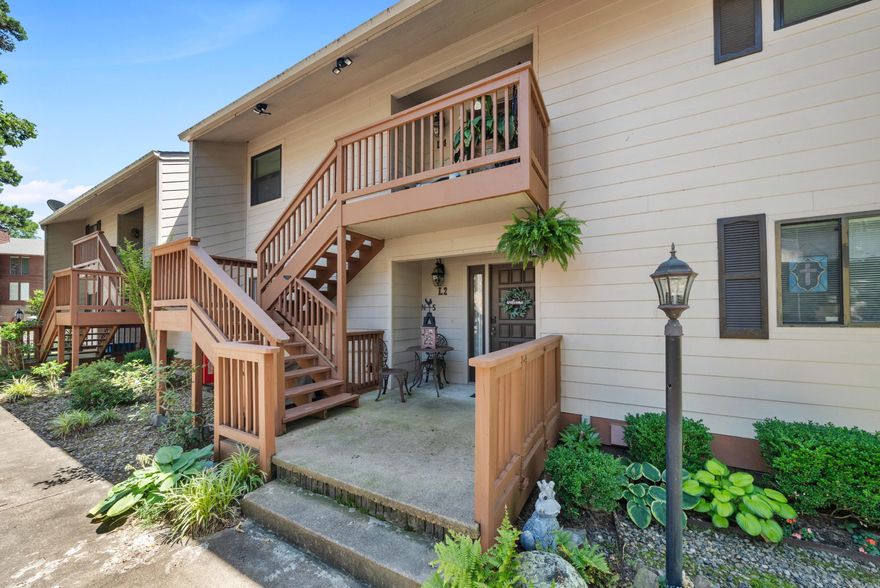 This recently updated condo just of 7 South is located in the heart of Lake Hamilton and everything Hot Springs has to offer!  The warm and relaxing environment will keep calling you to come back to enjoy! This is a great place to live full time or as a weekender / investment opportunity. Selling furnished.  An absolute MUST SEE!!!
