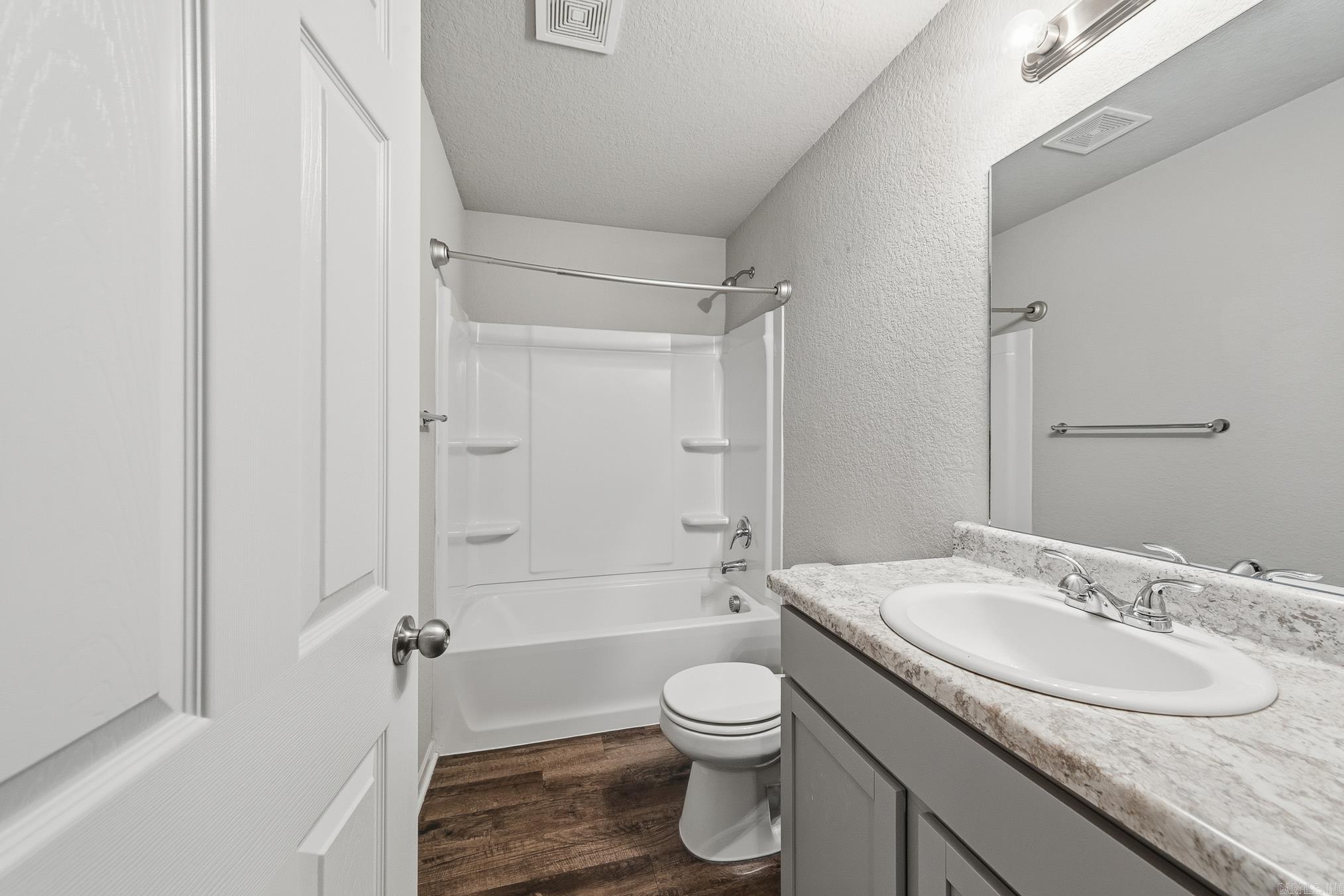 OAKLAND GROVE ESTATES - Residential Lease