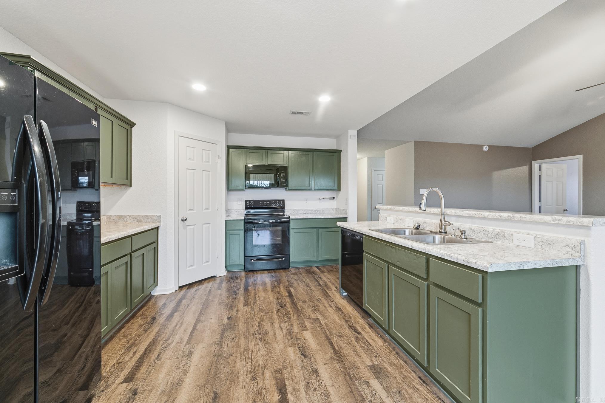 OAKLAND GROVE ESTATES - Residential Lease