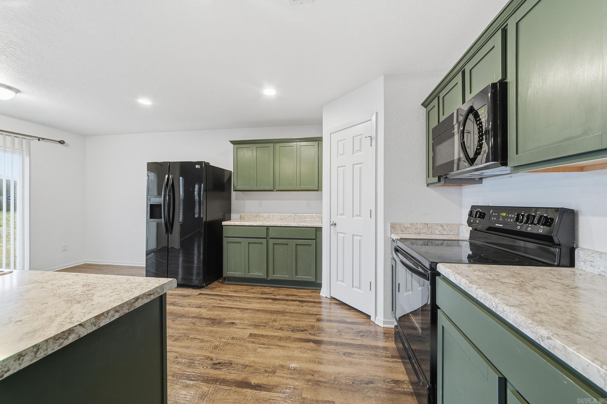 OAKLAND GROVE ESTATES - Residential Lease