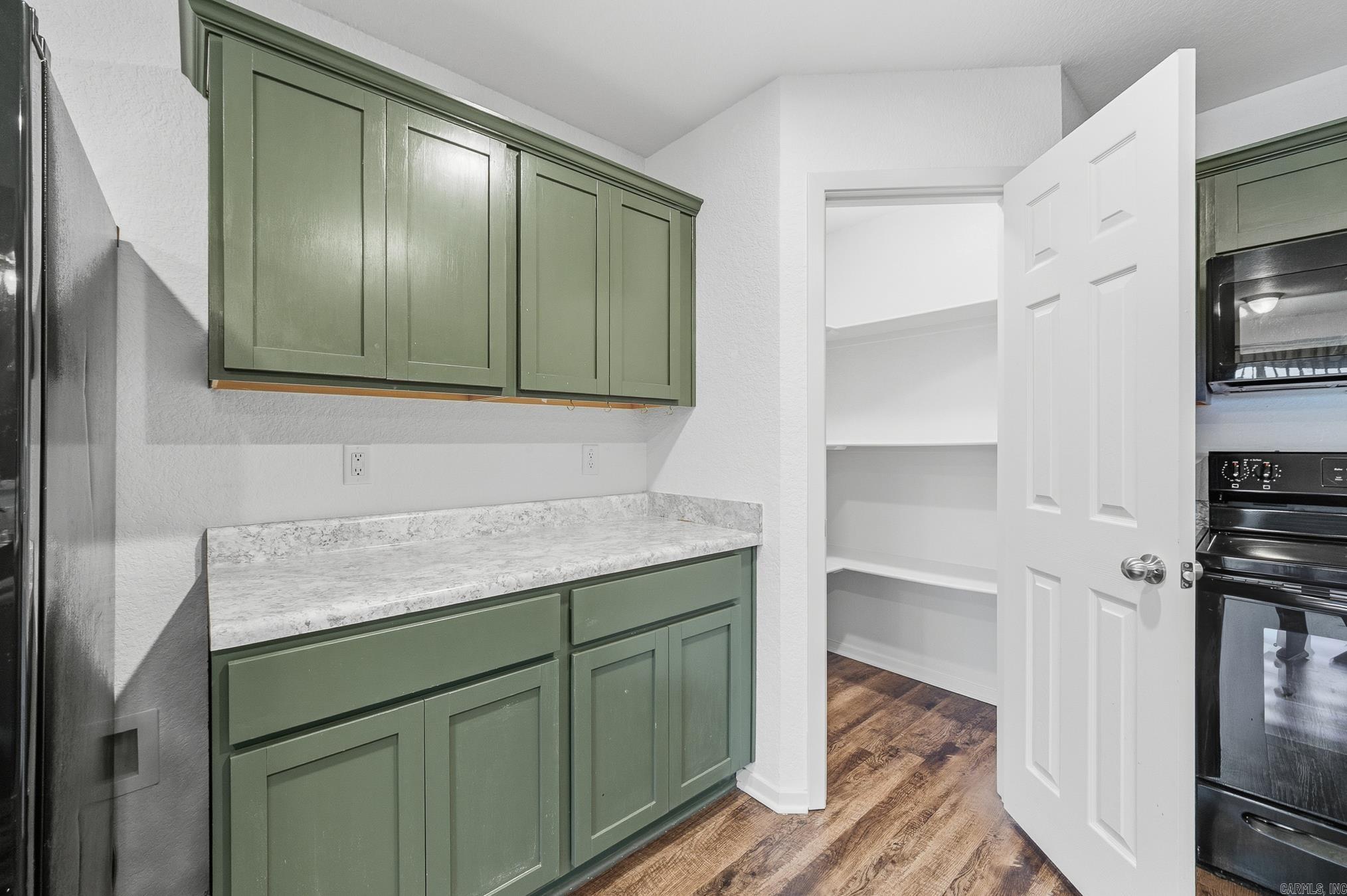 OAKLAND GROVE ESTATES - Residential Lease