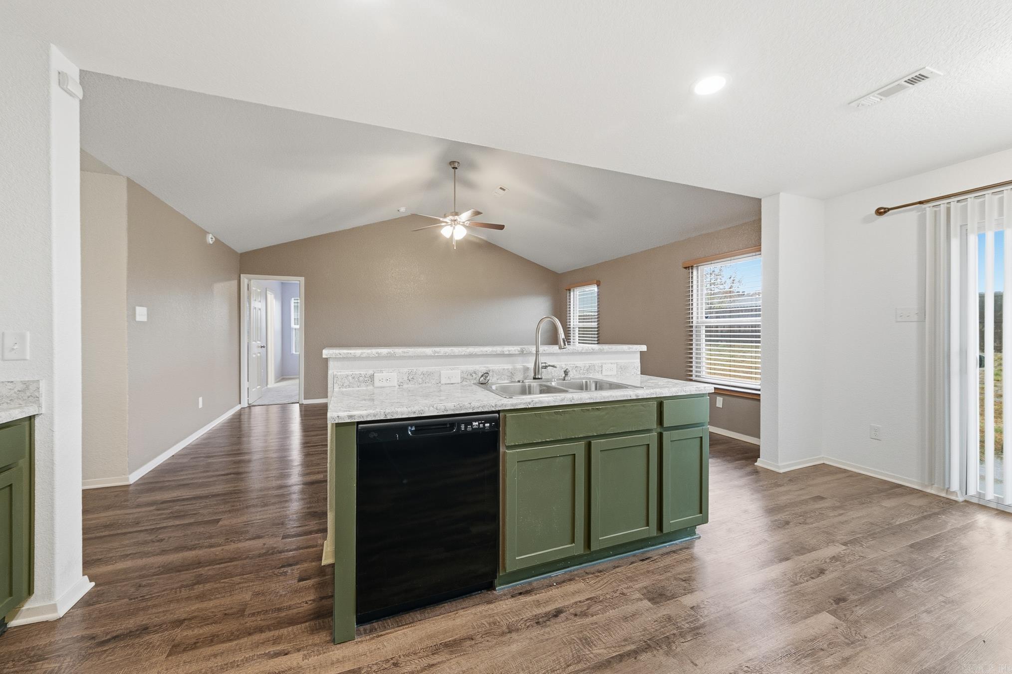 OAKLAND GROVE ESTATES - Residential Lease