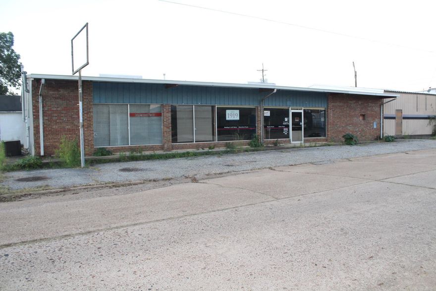 COMMERCIAL BUILDING AVAILABLE RETAIL STORE FRONT AND WAREHOUSE Approx. 6100 Sq. Ft. in the heart of Nashville. Great parking.