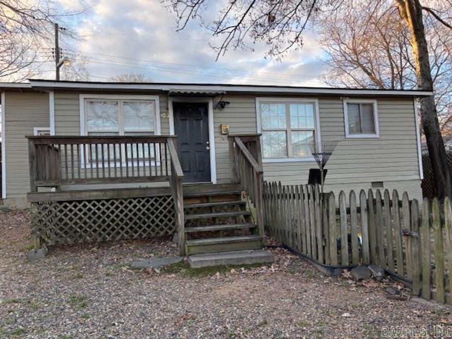 3 bedroom 2 bathroom house within walking distance to UAMS. Close to everything in Little Rock. Walk to dining and shopping in Hillcrest. Refrigerator, oven / stove and dishwasher provided. Washer and dryer provided, as well.