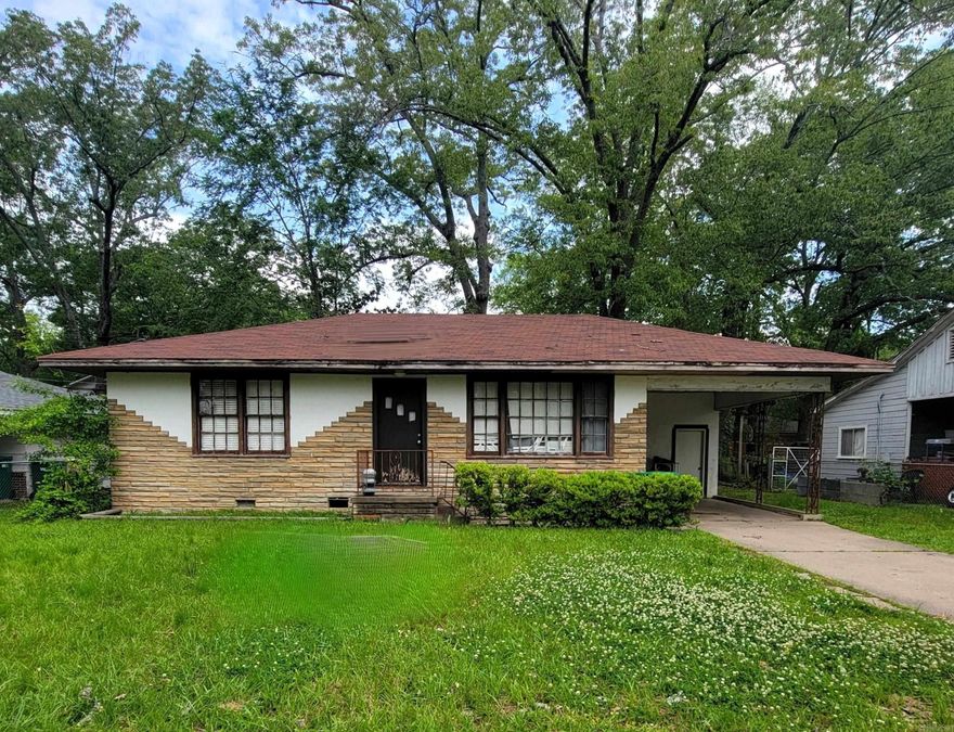 Great investment opportunity! With little work this could be a great for first time home owner or rental property! Centrally located for easy access to area amentities! This one is priced to sell!!
