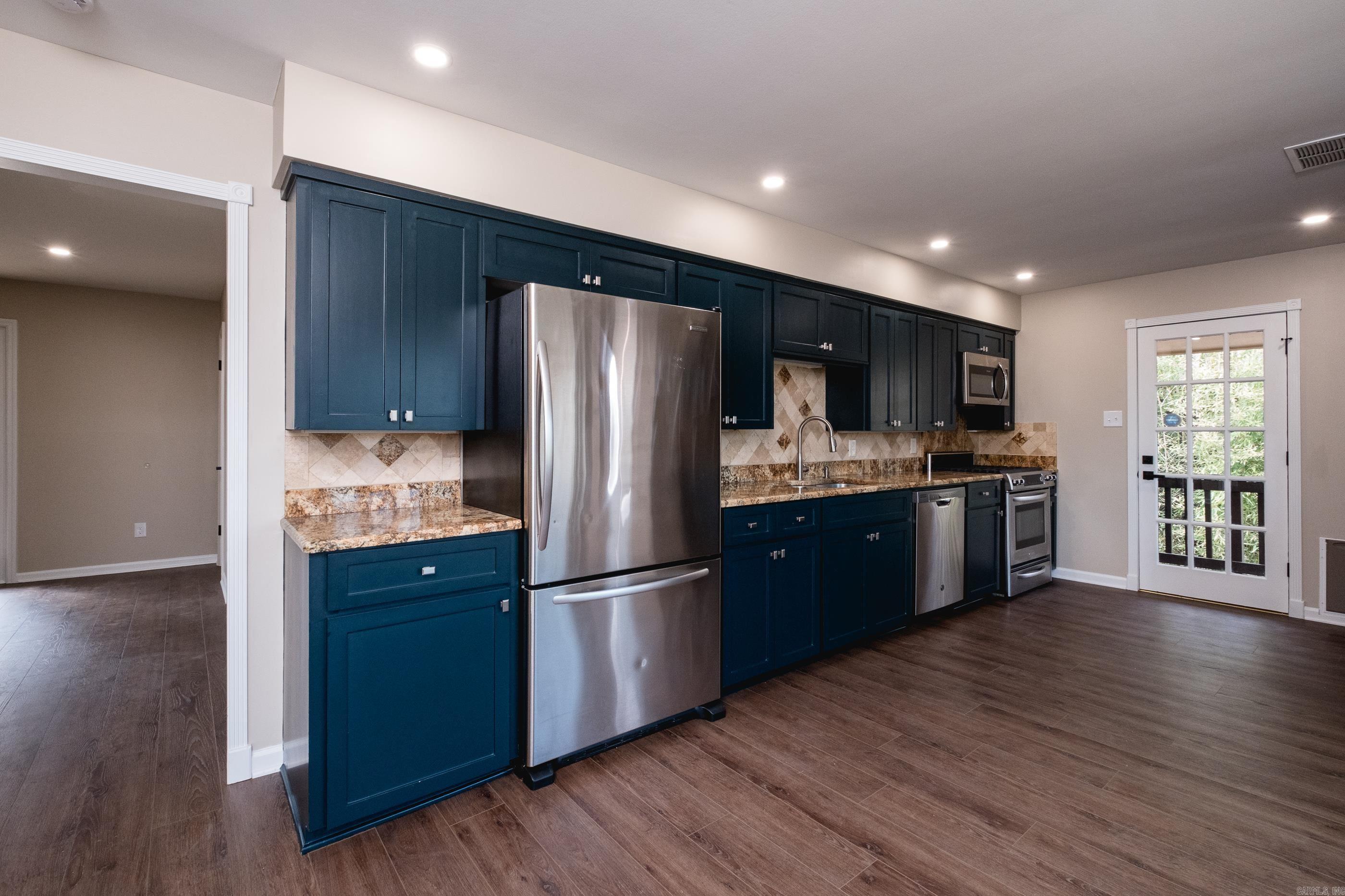 LEAWOOD MANOR - Residential