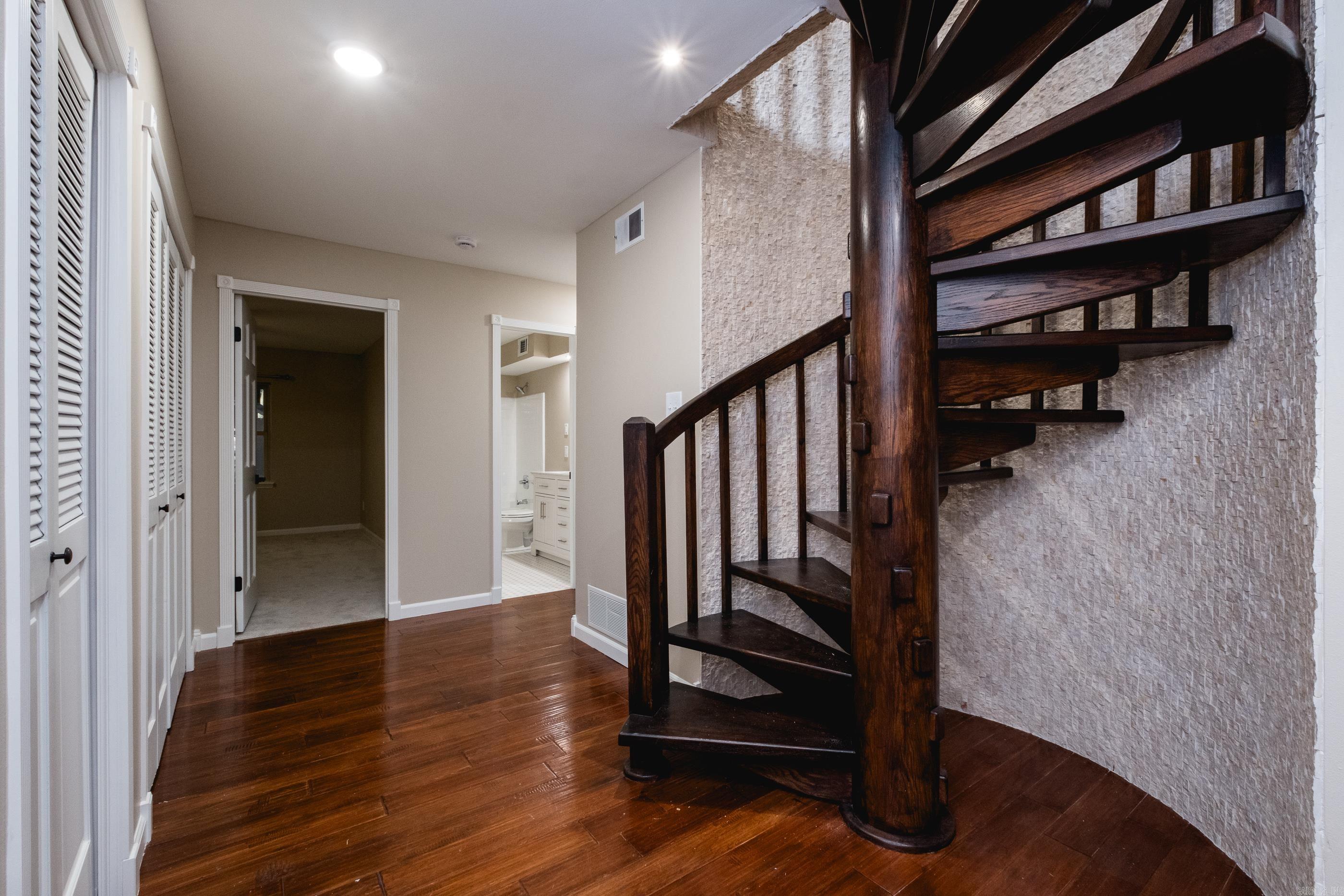 LEAWOOD MANOR - Residential