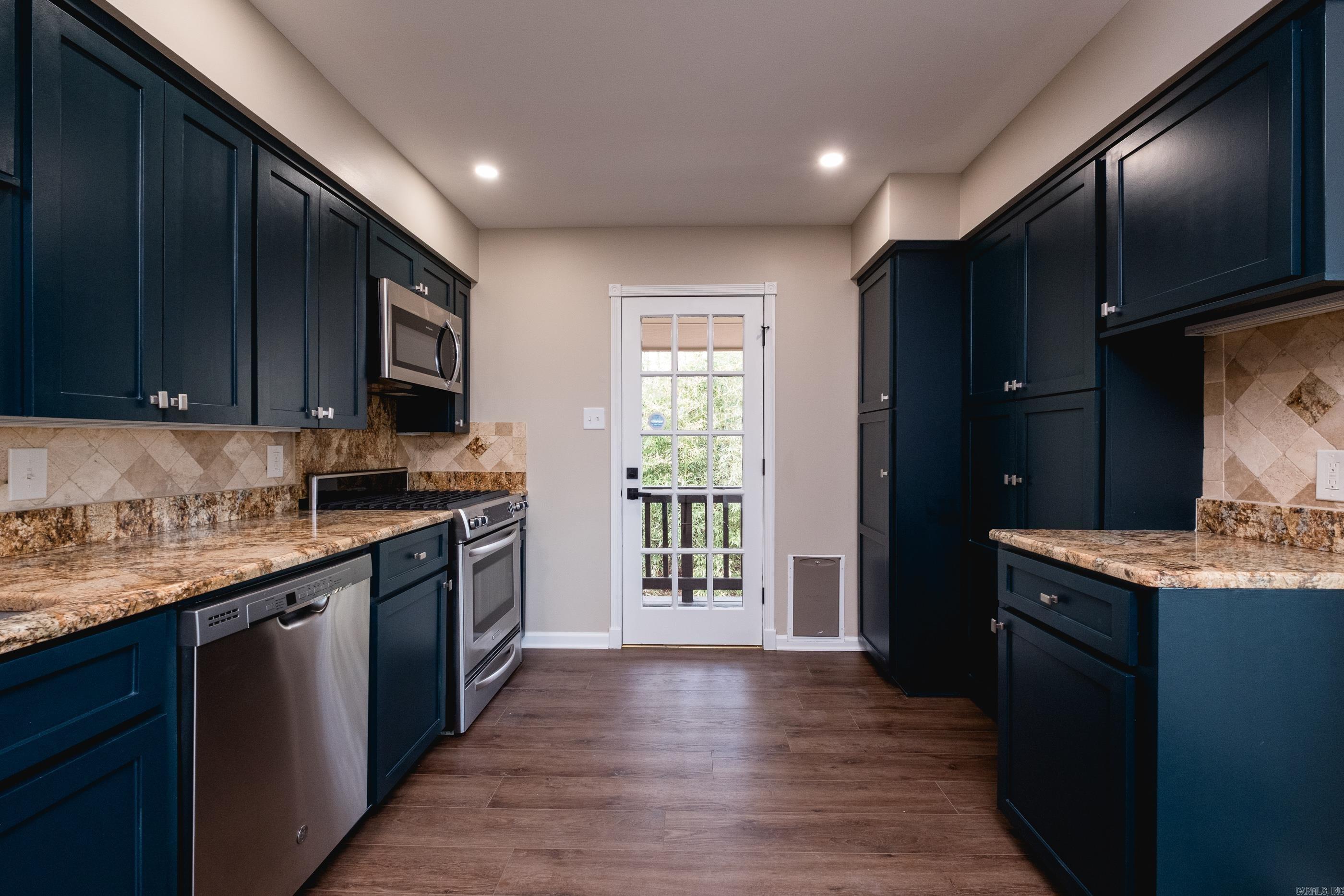 LEAWOOD MANOR - Residential