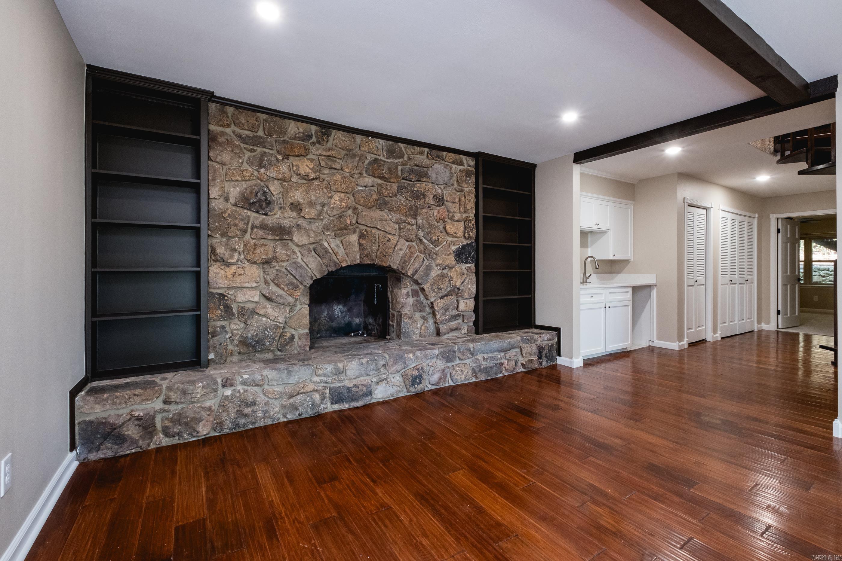 LEAWOOD MANOR - Residential