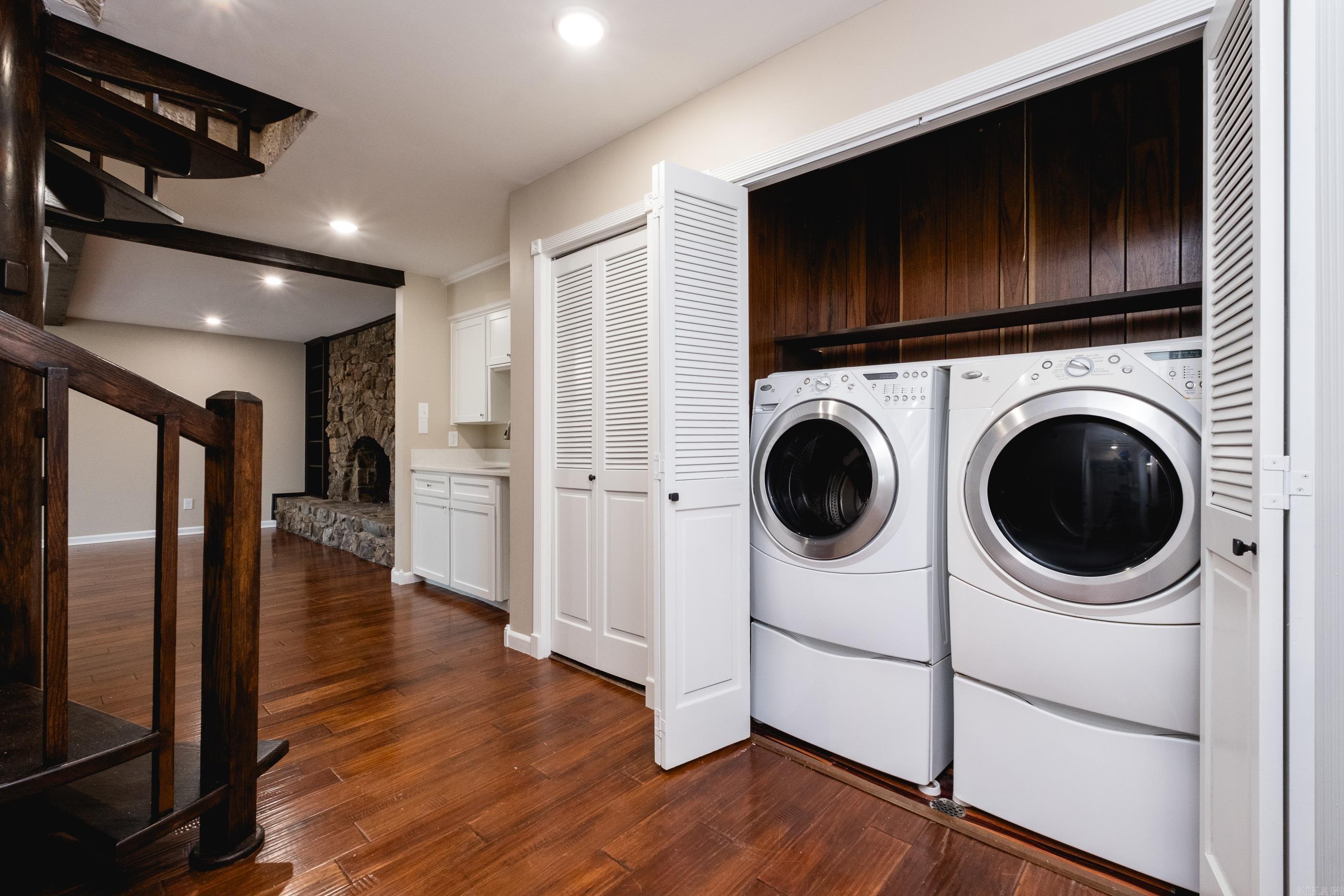 LEAWOOD MANOR - Residential