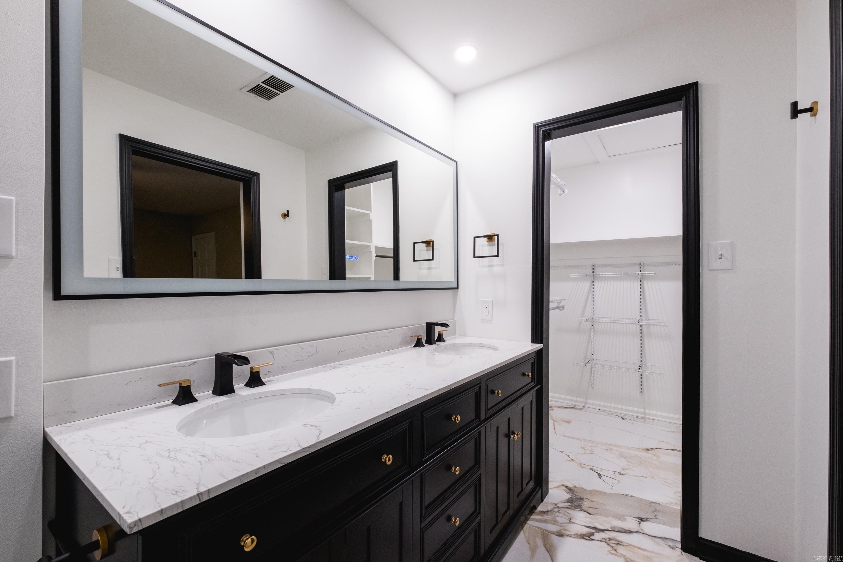 LEAWOOD MANOR - Residential