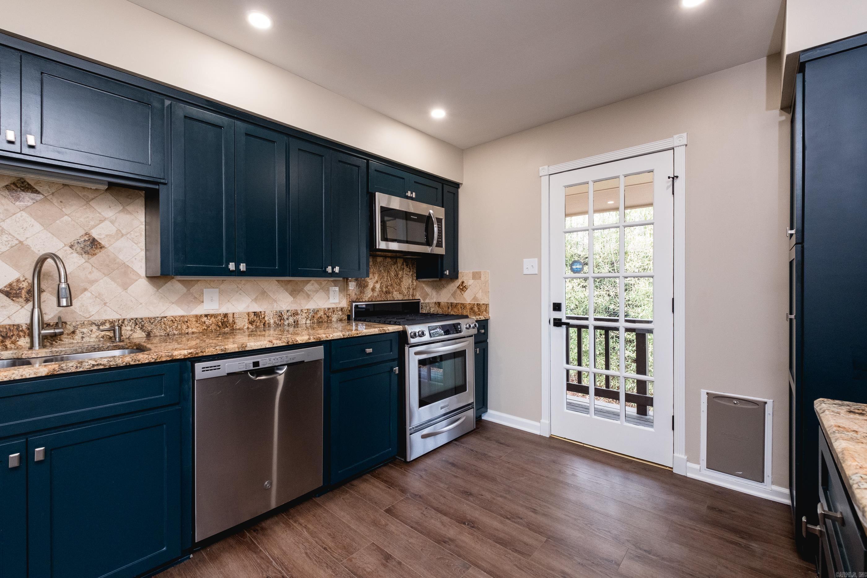 LEAWOOD MANOR - Residential