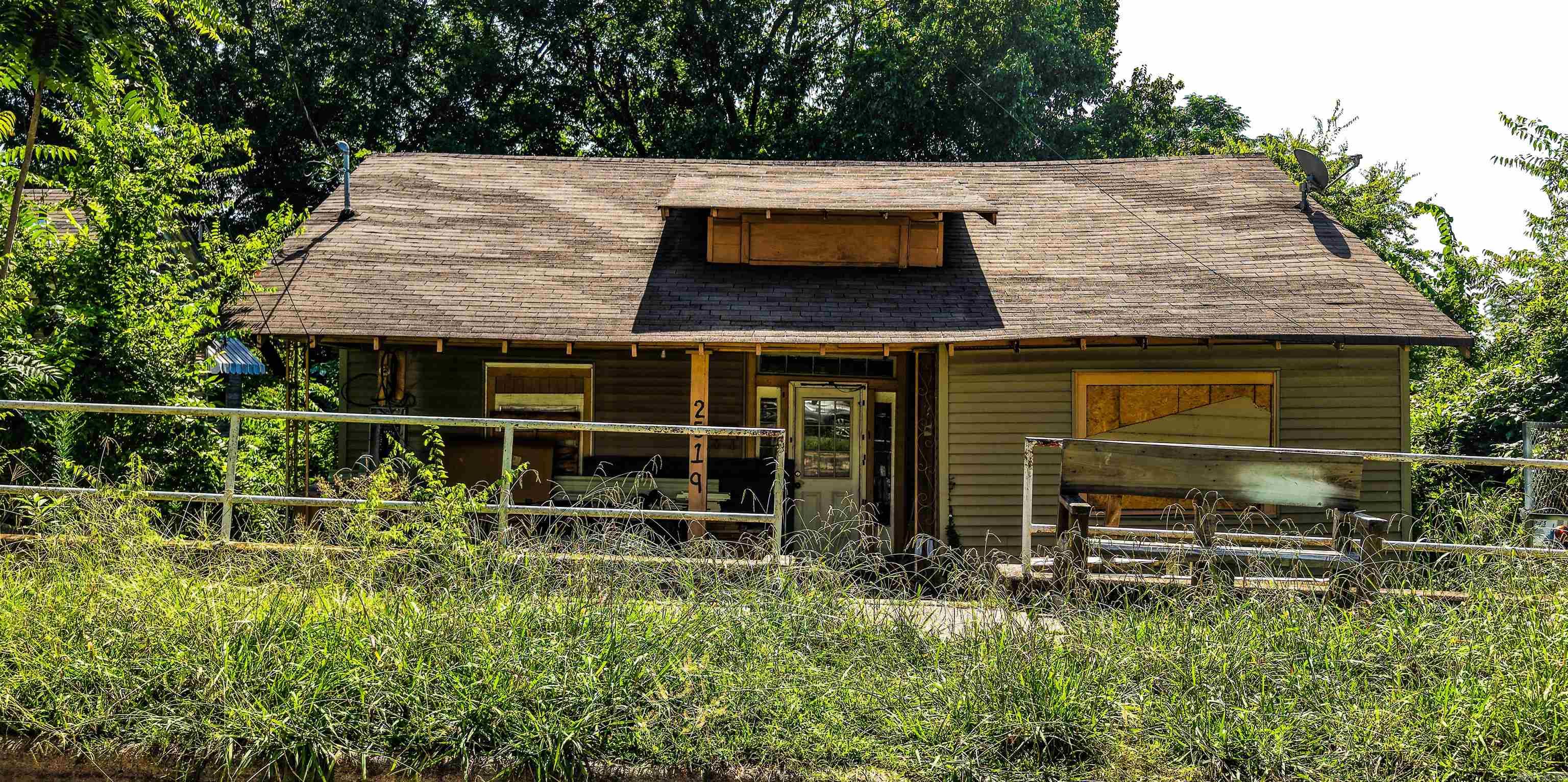 This 1920s home at 2519 S Spring Street in Little Rock is a true fixer-upper with tons of potential. Offering 1,466 sq ft on a spacious 10,000 sq ft lot, this property is perfect for a renovation project, flip, or rental investment. With one bathroom and plenty of room to reimagine the layout, itās a blank canvas waiting for your vision. Located just minutes from downtown and the SOMA district, the home sits in an area poised for growth and revitalization. Selling as-is. Donāt miss this opportunity to bring new life to a classic property!
