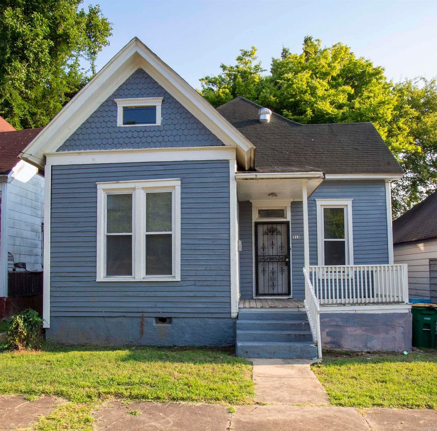 Newly remodeled 3BR off Broadway close to the SOMA area. Hard floors throughout. High ceilings with fans. Has a smaller yard which makes it easier for upkeep. The lease is for 2 years with a 3% increase after the first year and income has to be 3x the amount of rent unless you have a housing voucher.