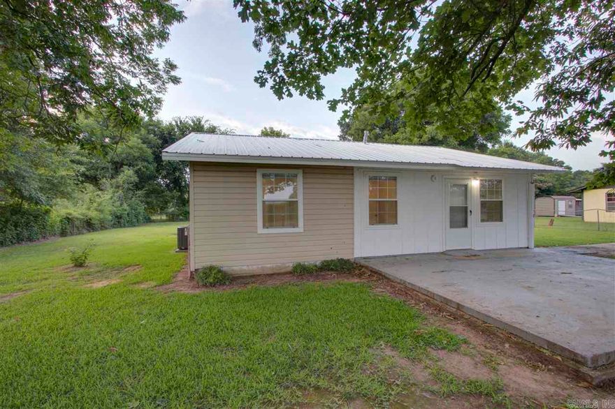 Country Cottage for rent in Garland City AR. What a view of corn field across or have the privacy of the backyard. This 3 bed, 1 bath home is move in ready for you.