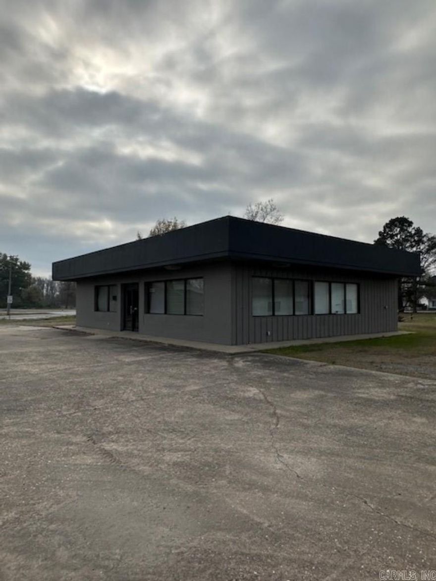 Come check out this property with a great location near Interstate 40. This property has unlimited possibilities...hunting lodge, restaurant, retail space, business offices and much, much more. Restaurant equipment and furnishings could be included, and with this incredible location, this property has a world of potential. High traffic and visibility doesn't get any better than this.