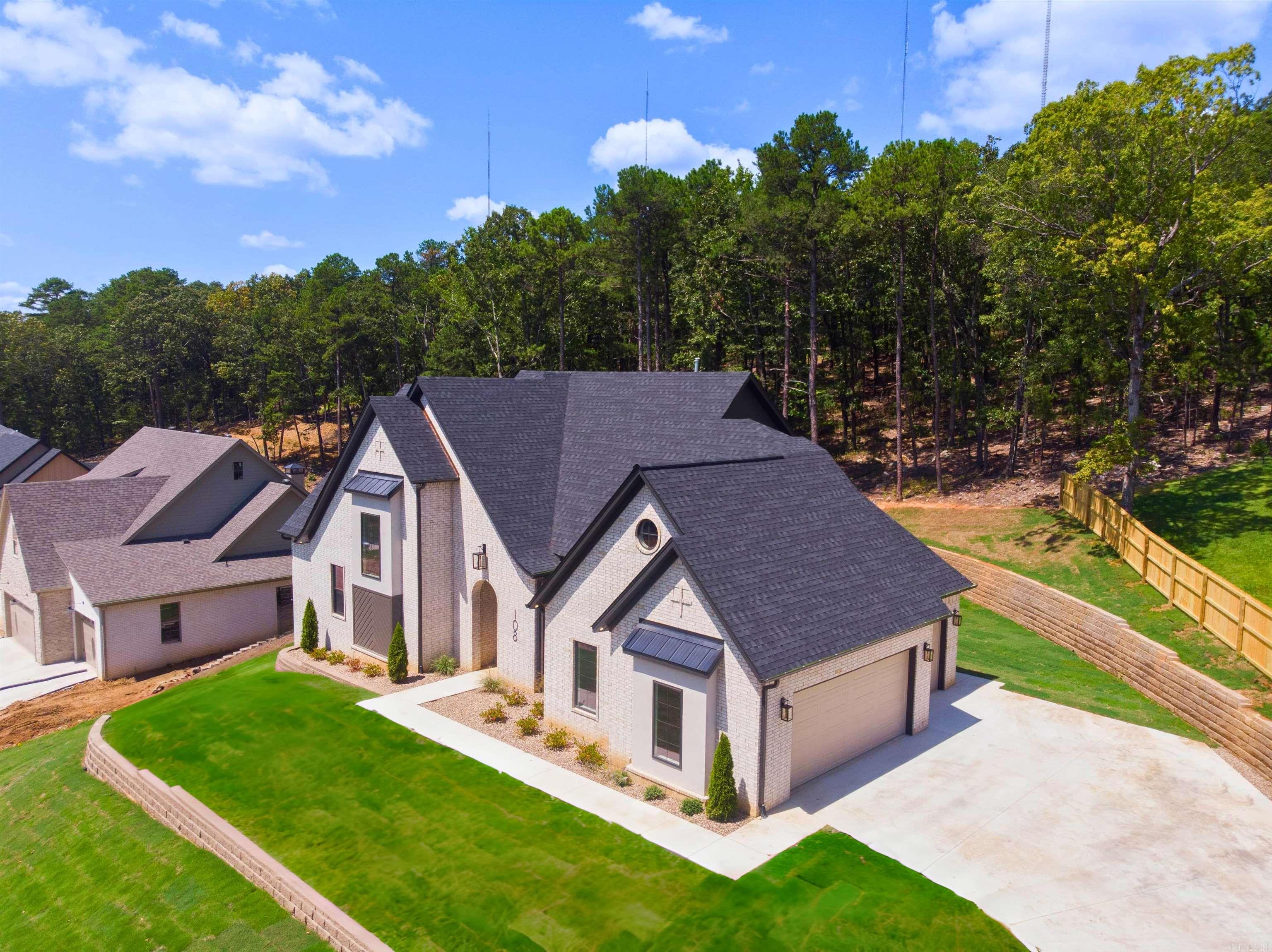 BEAR DEN ESTATES - Residential