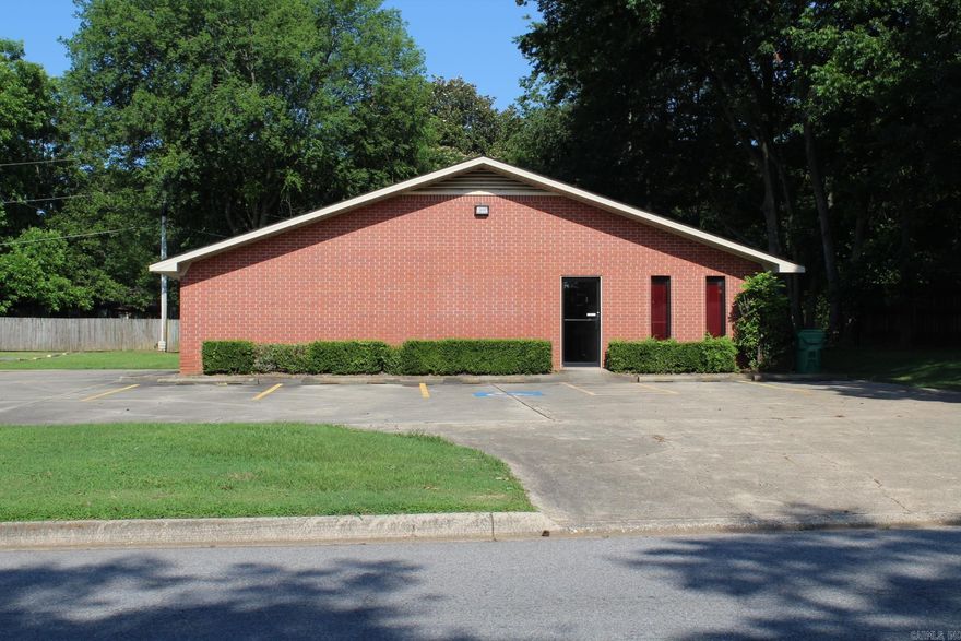 Brick Commercial Building with approx. 2115 Sq. Ft. of space located in the heart of Nashville. Great office space with central A/C & Heat and concrete parking.
