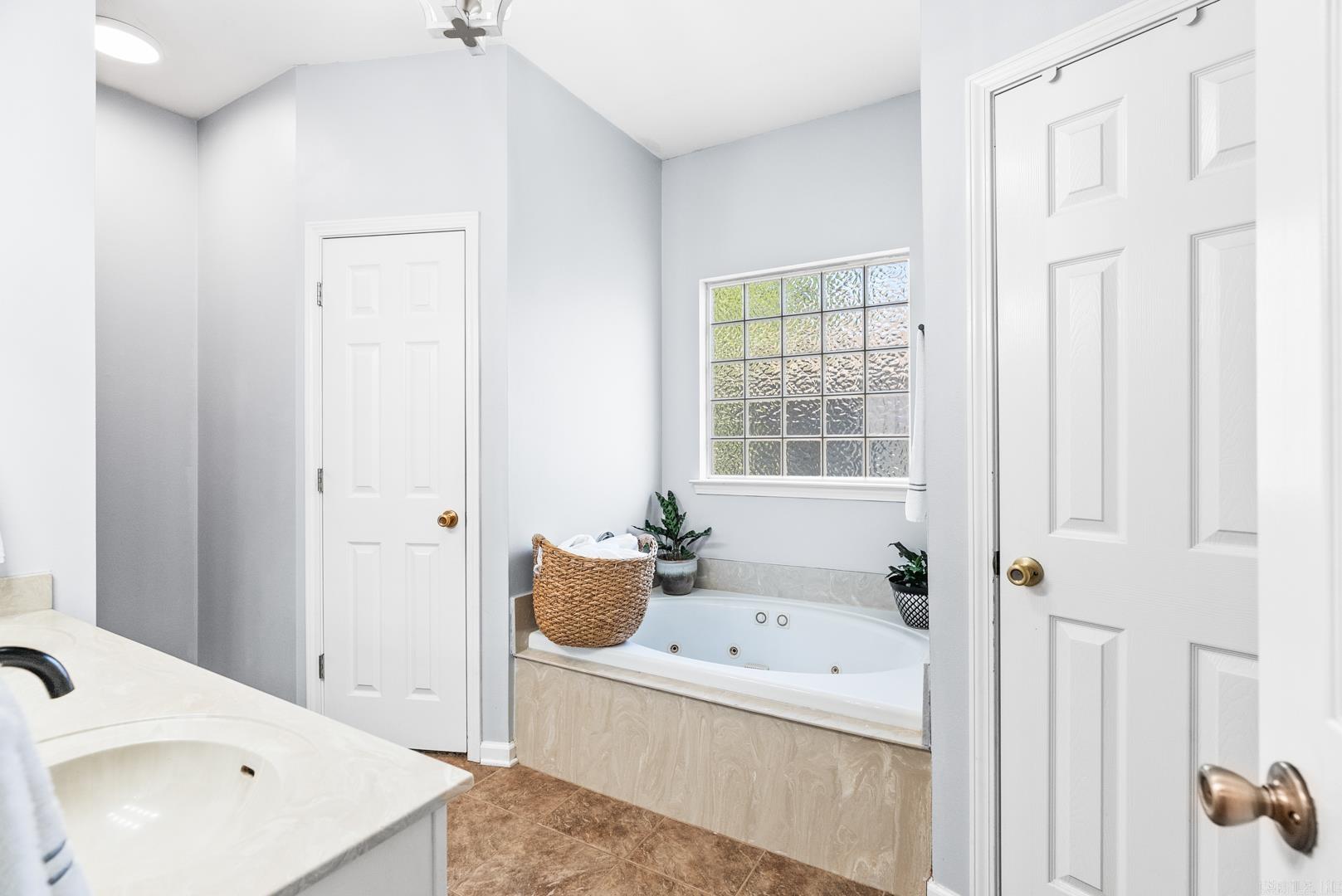 WESTHAMPTON - Residential