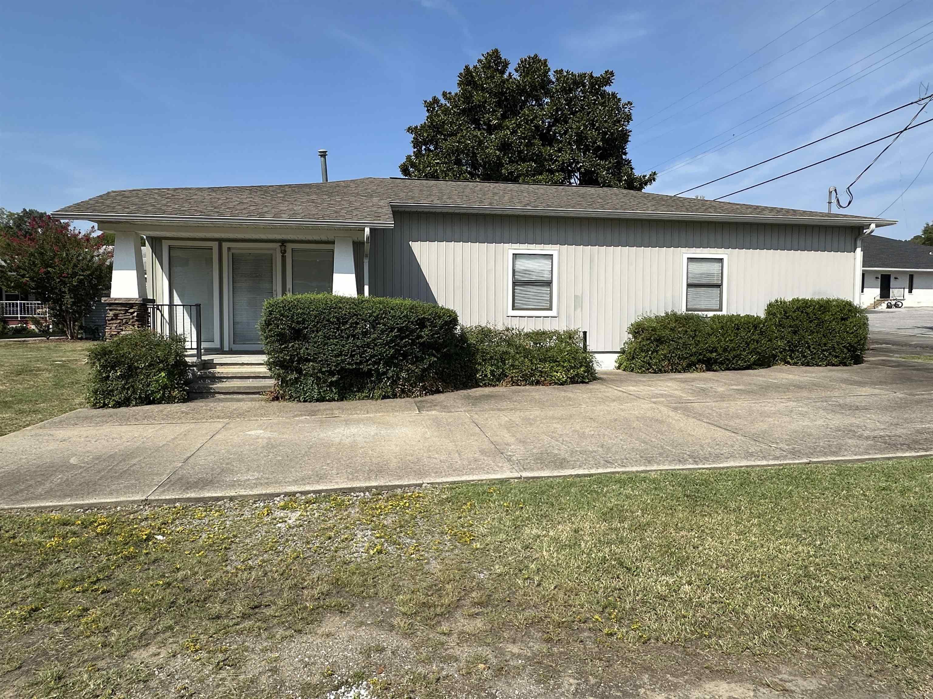 Well-built and maintained commercial building, 1/2 blocks off the Courthouse Square. Excellent location, for an Attorney, Accountant, Insurance company, or small business, to name a few. Concrete handicap ramp to the front door, waiting area with access to the 1/2 bath, check-in area, and office space. Large heated & cooled warehouse area, 3-phase electric, 220 outlet for compressor, garage door access, 10 ft ceilings, and wall fan. Large lot with plenty of room for expansion of the building or parking area. Call for an appointment to view this property.