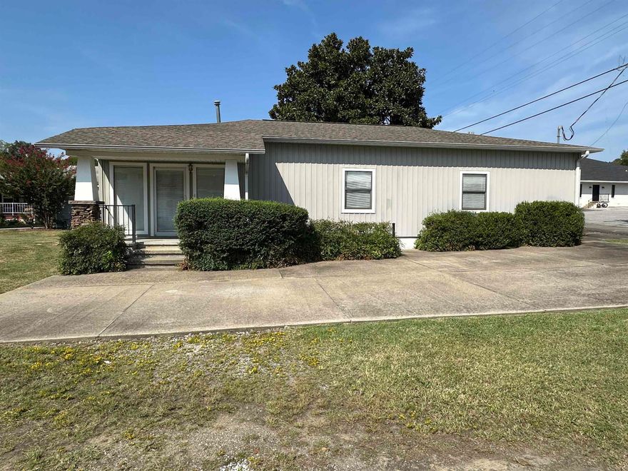 Well-built and maintained commercial building, 1/2 blocks off the Courthouse Square. Excellent location, for an Attorney, Accountant, Insurance company, or small business, to name a few. Concrete handicap ramp to the front door, waiting area with access to the 1/2 bath, check-in area, and office space. Large heated & cooled warehouse area, 3-phase electric, 220 outlet for compressor, garage door access, 10 ft ceilings, and wall fan. Large lot with plenty of room for expansion of the building or parking area. Call for an appointment to view this property.