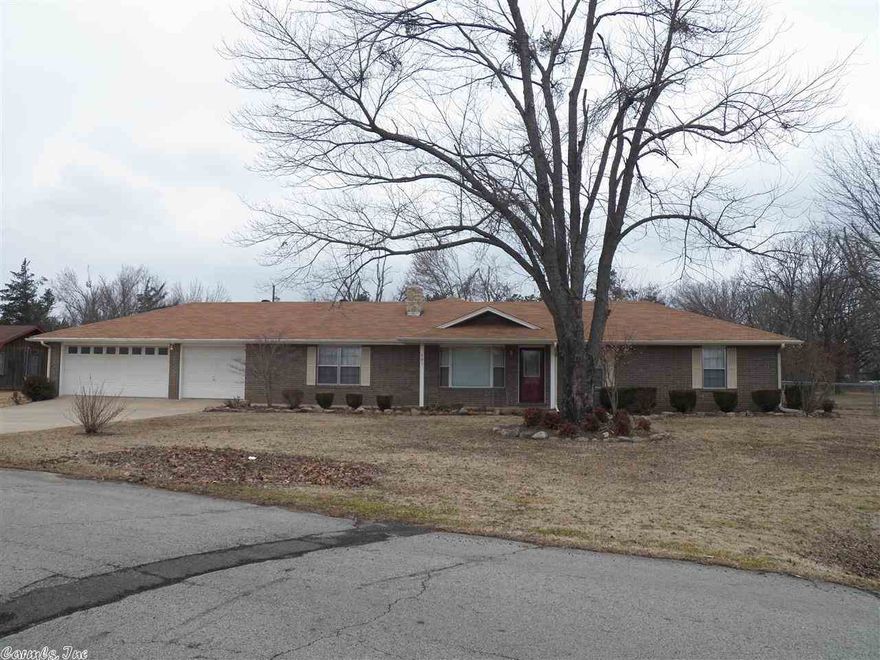 Like new home in quiet and peaceful subdivision. Mountain views mature landscaping, privacy and chain link fence, laminate floors through out except baths. Huge rooms, country kitchen, mast has lots of built-ins and walk in closet. Two hot water heaters.