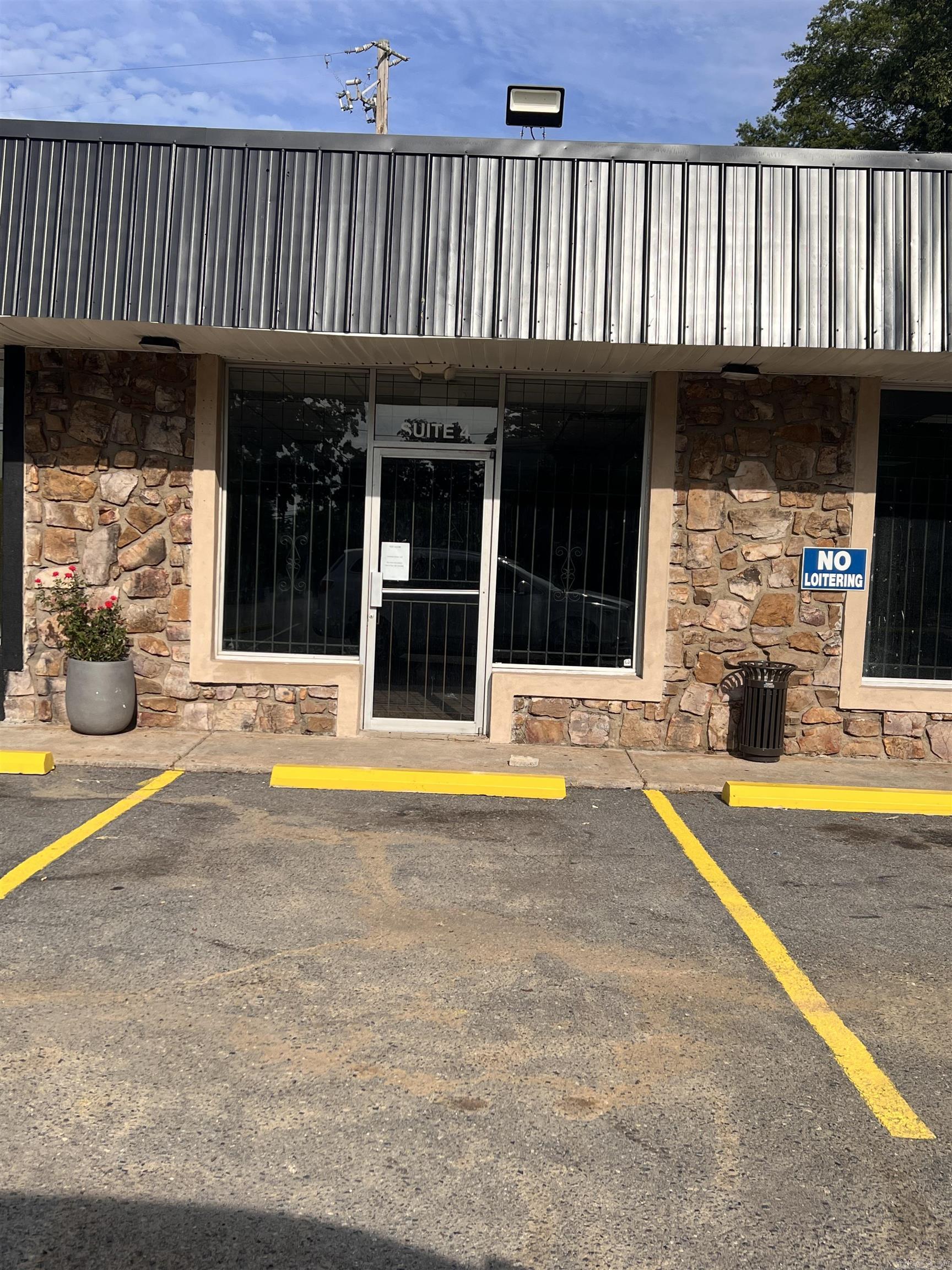 A great opportunity for any business seeking a nice Commercial rental in a very high trafficked area of Little Rock. A great location for hair or nail salon, Coffee Shop, or Boutique. Must see to visualize the potential. Schedule your showing to see if this location is a perfect fit for your business. TEXT OR CALL LISTING AGENT TO SEE