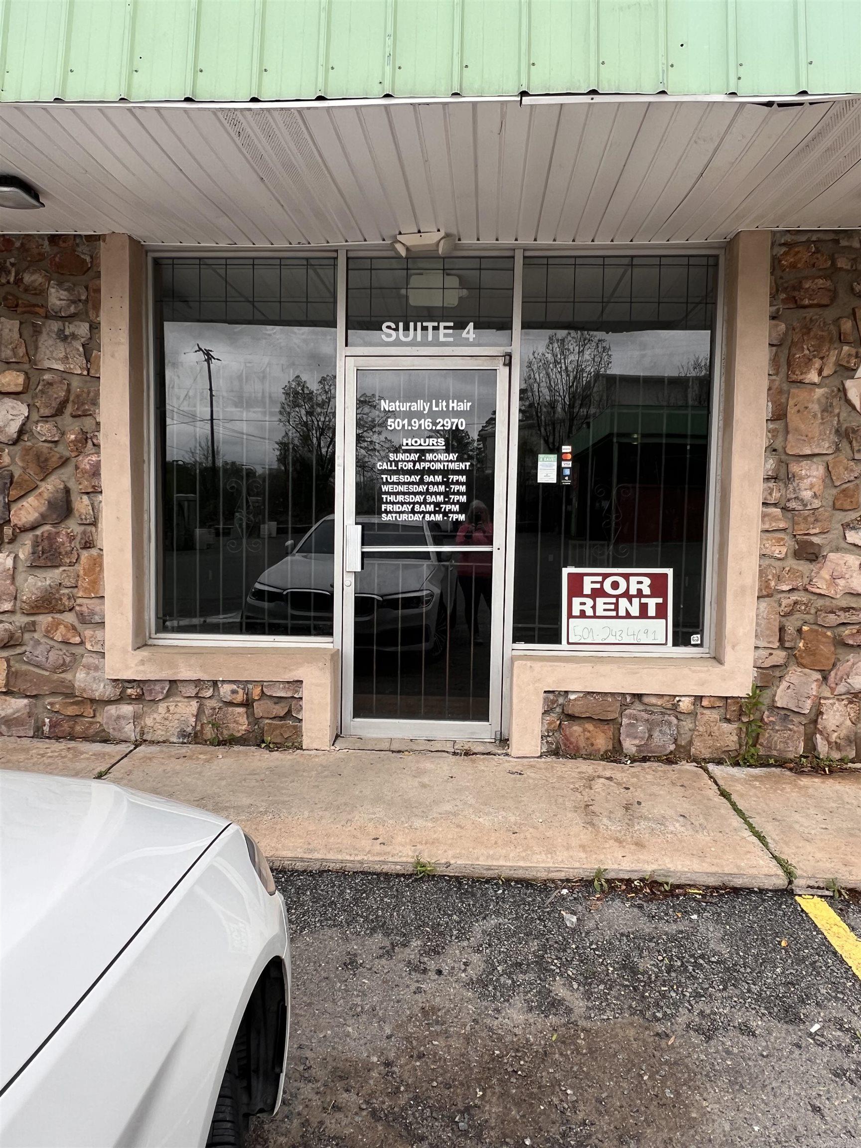 A great opportunity for any business seeking a nice Commercial rental in a very high trafficked area of Little Rock. A great location for hair or nail salon, Coffee Shop, or Boutique. Must see to visualize the potential. Schedule your showing to see if this location is a perfect fit for your business. TEXT OR CALL LISTING AGENT TO SEE