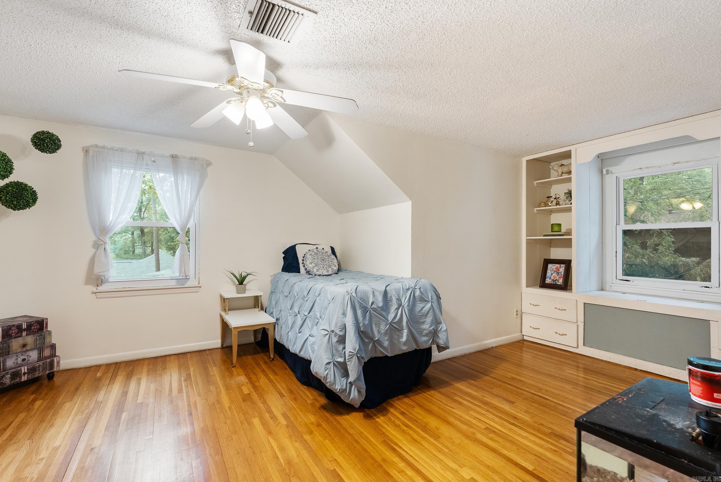 LYNNWOOD ACRES - Residential