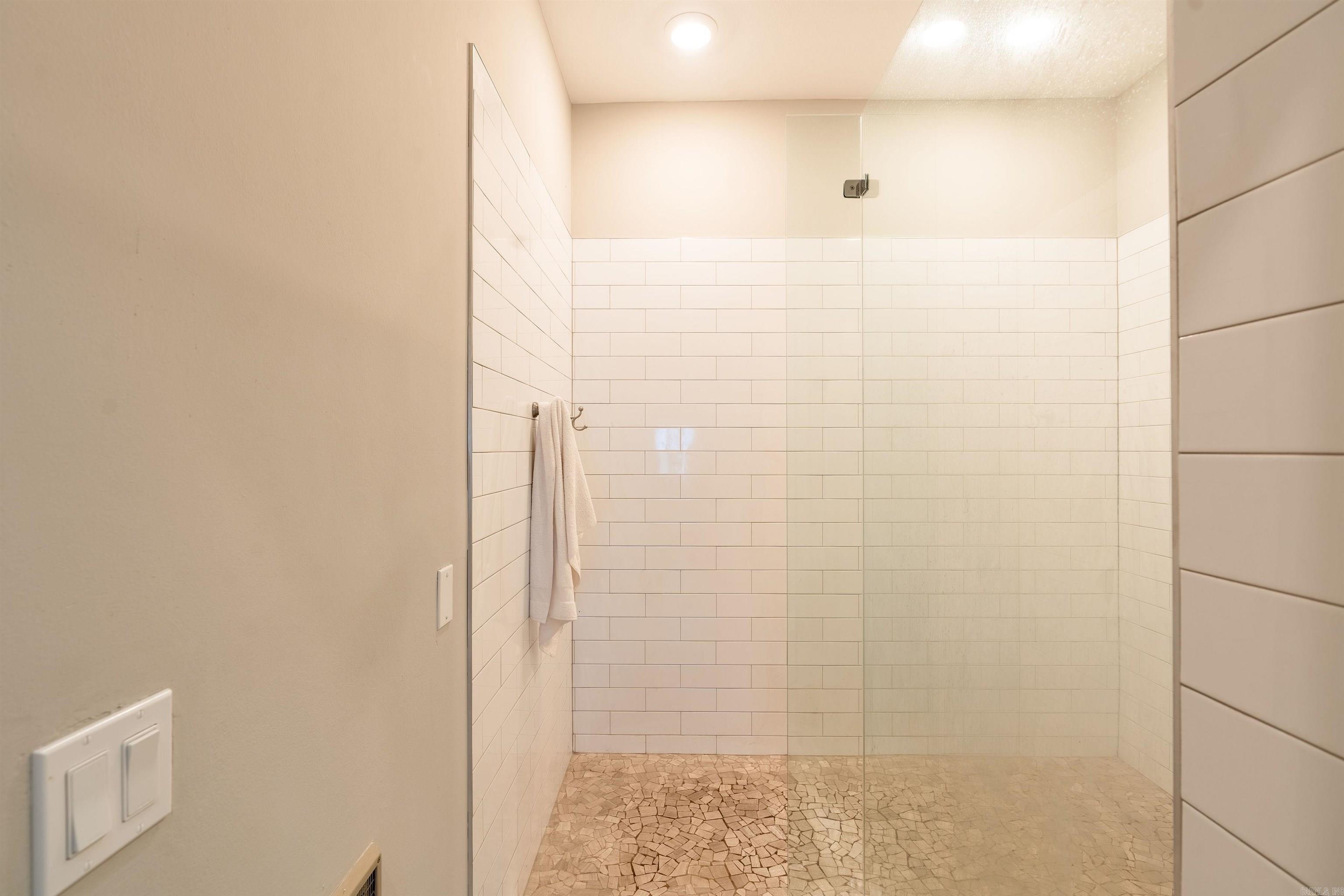 RIVIERA COVE - LAKE - Residential